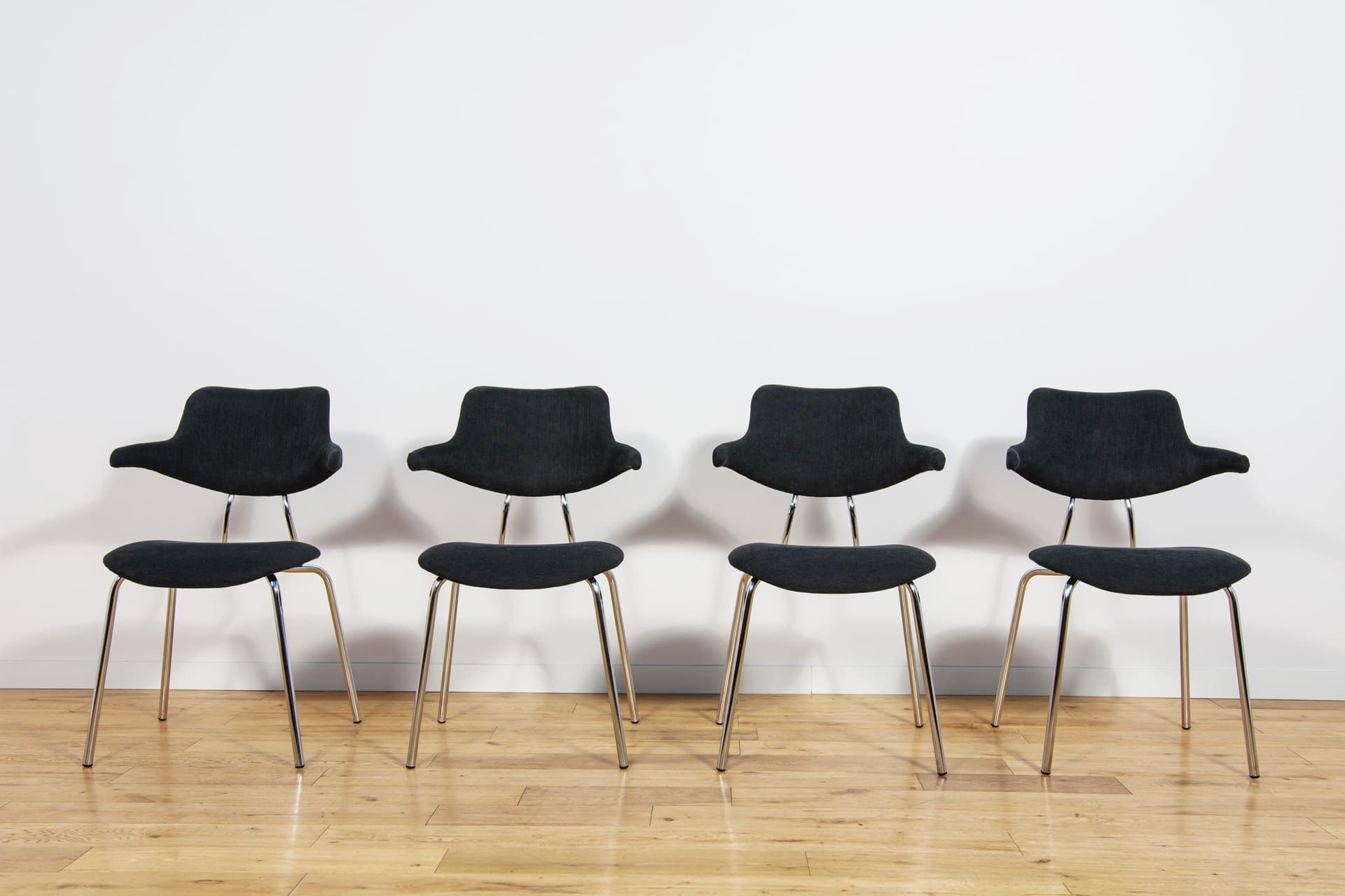 Komplet czterech krzeseł VL118, tkanina czarna, chrom, proj. V. Larsen, Vermund Larsen A/S, Dania, lata 60. - 224613