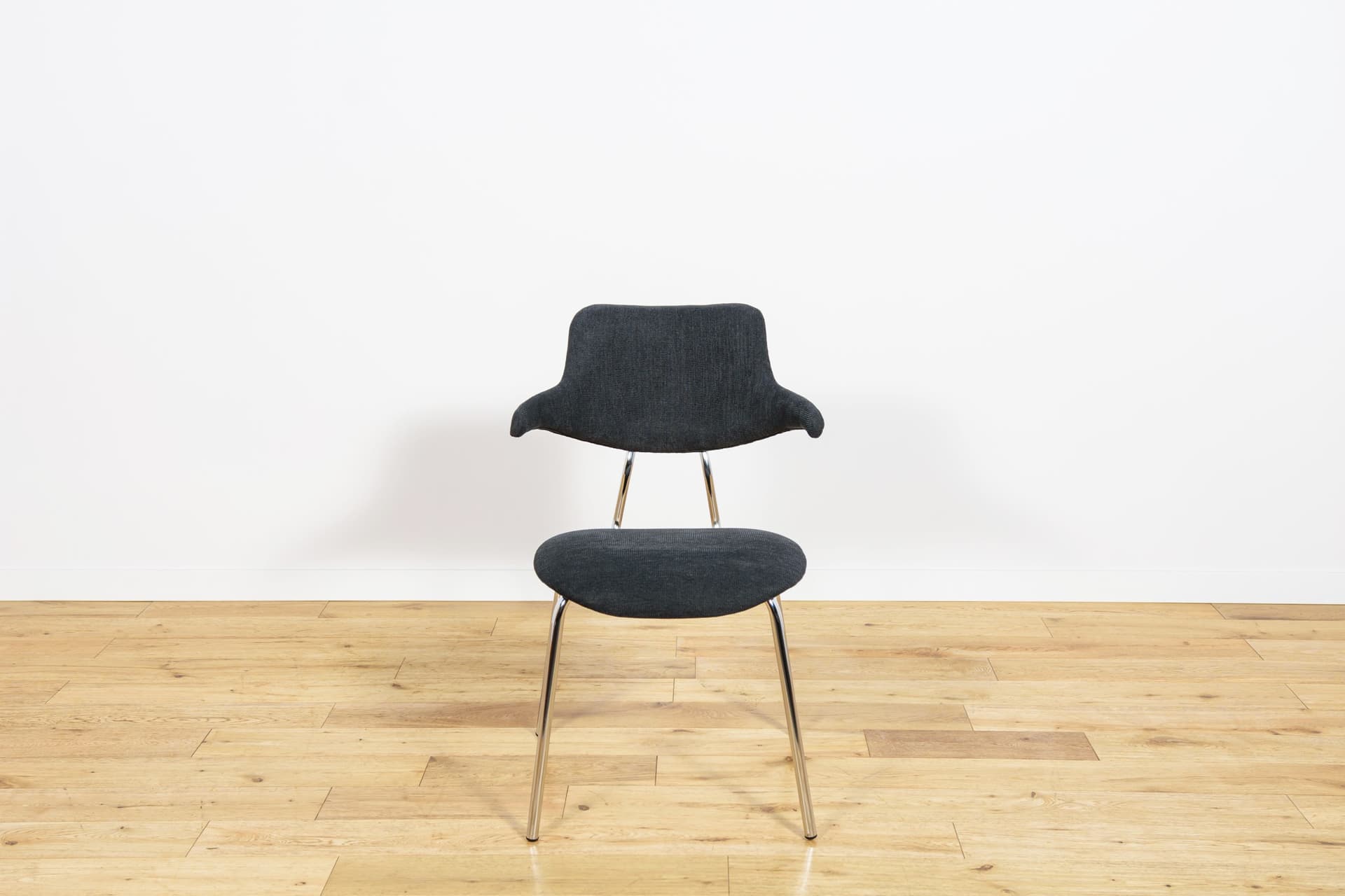 Komplet czterech krzeseł VL118, tkanina czarna, chrom, proj. V. Larsen, Vermund Larsen A/S, Dania, lata 60. - 224617