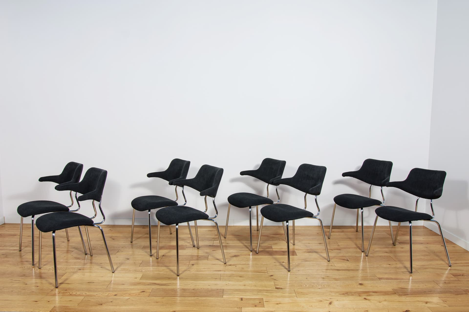 Komplet ośmiu krzeseł VL118, tkanina czarna, chrom, proj. V. Larsen, dla Vermund Larsen A/S, Dania, lata 60. - 224645