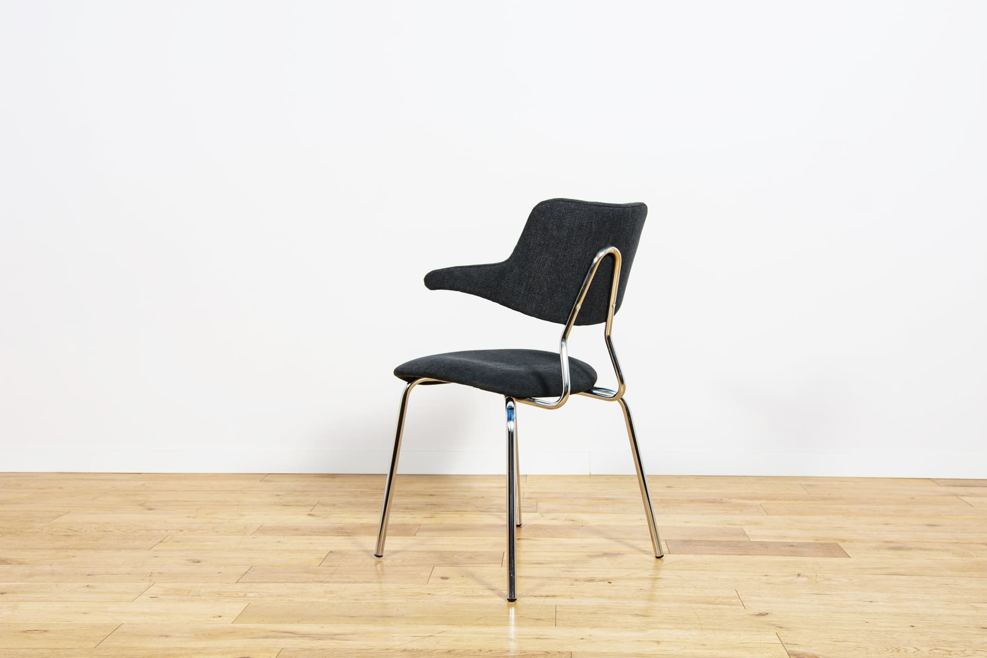 Komplet ośmiu krzeseł VL118, tkanina czarna, chrom, proj. V. Larsen, dla Vermund Larsen A/S, Dania, lata 60. - 224636