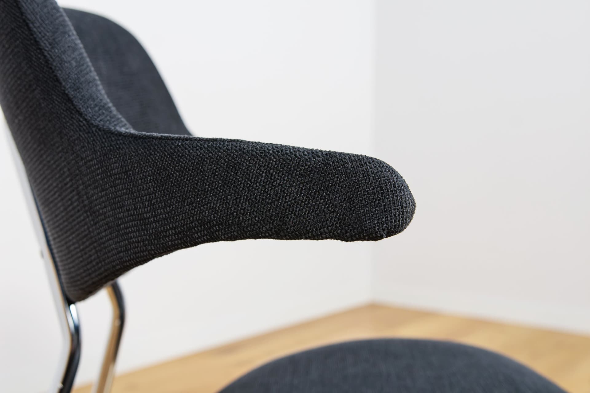 Komplet ośmiu krzeseł VL118, tkanina czarna, chrom, proj. V. Larsen, dla Vermund Larsen A/S, Dania, lata 60. - 224640