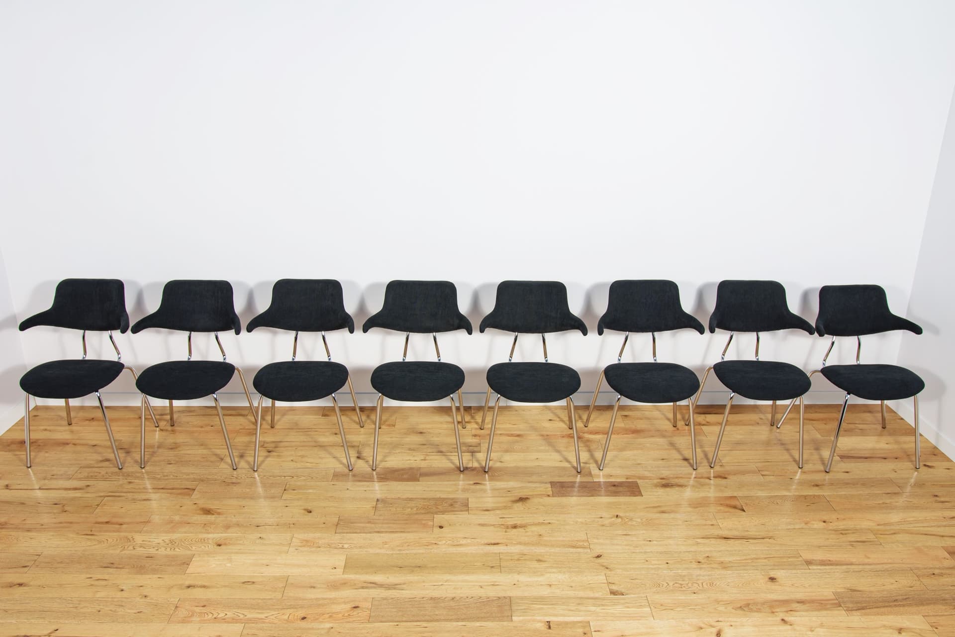 Komplet ośmiu krzeseł VL118, tkanina czarna, chrom, proj. V. Larsen, dla Vermund Larsen A/S, Dania, lata 60. - 224642