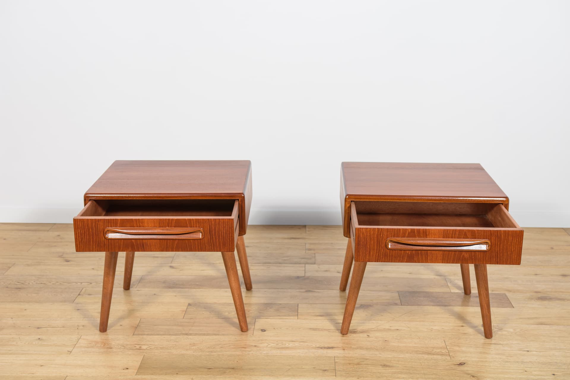 Para szafek nocnych, teak brązowy, proj. V. Wilkins, G-Plan, Wielka Brytania, lata 60. - 224706