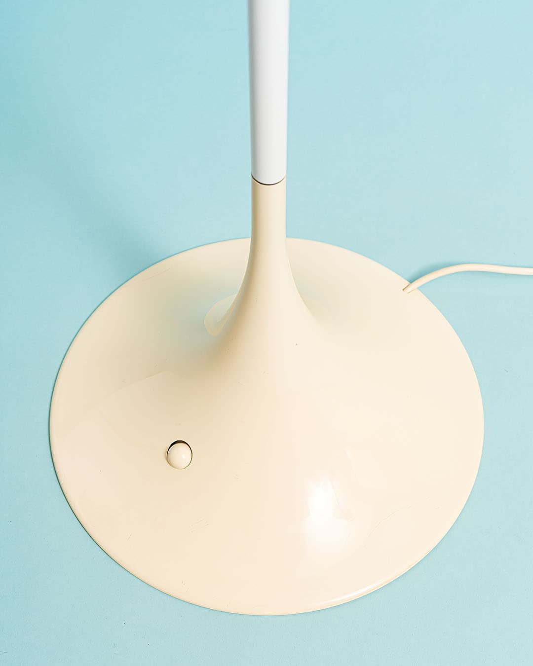 Lampa podłogowa Panthella, biały, metal tworzywo, proj. V. Panton, Louis Poulsen, Dania, lata 70. - 224762