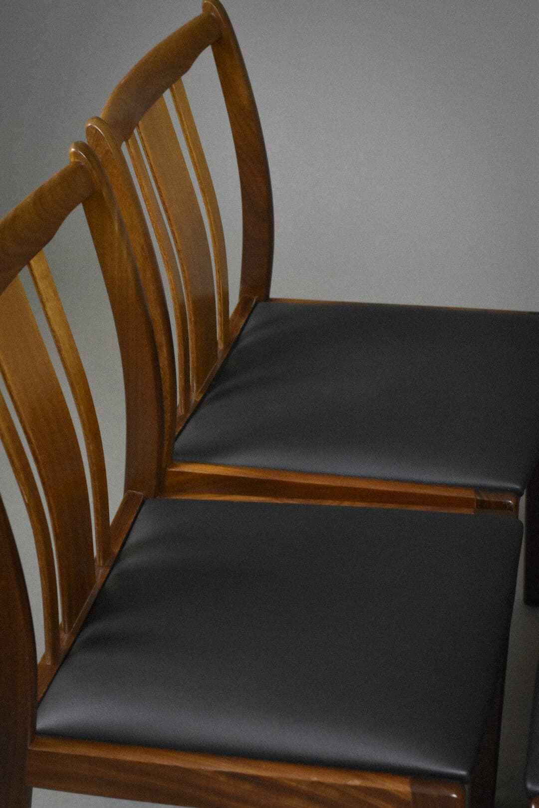 Komplet krzeseł jadalnianych, afromozja brąz, skóra naturalna czarna, Dania, lata 60. - 224796