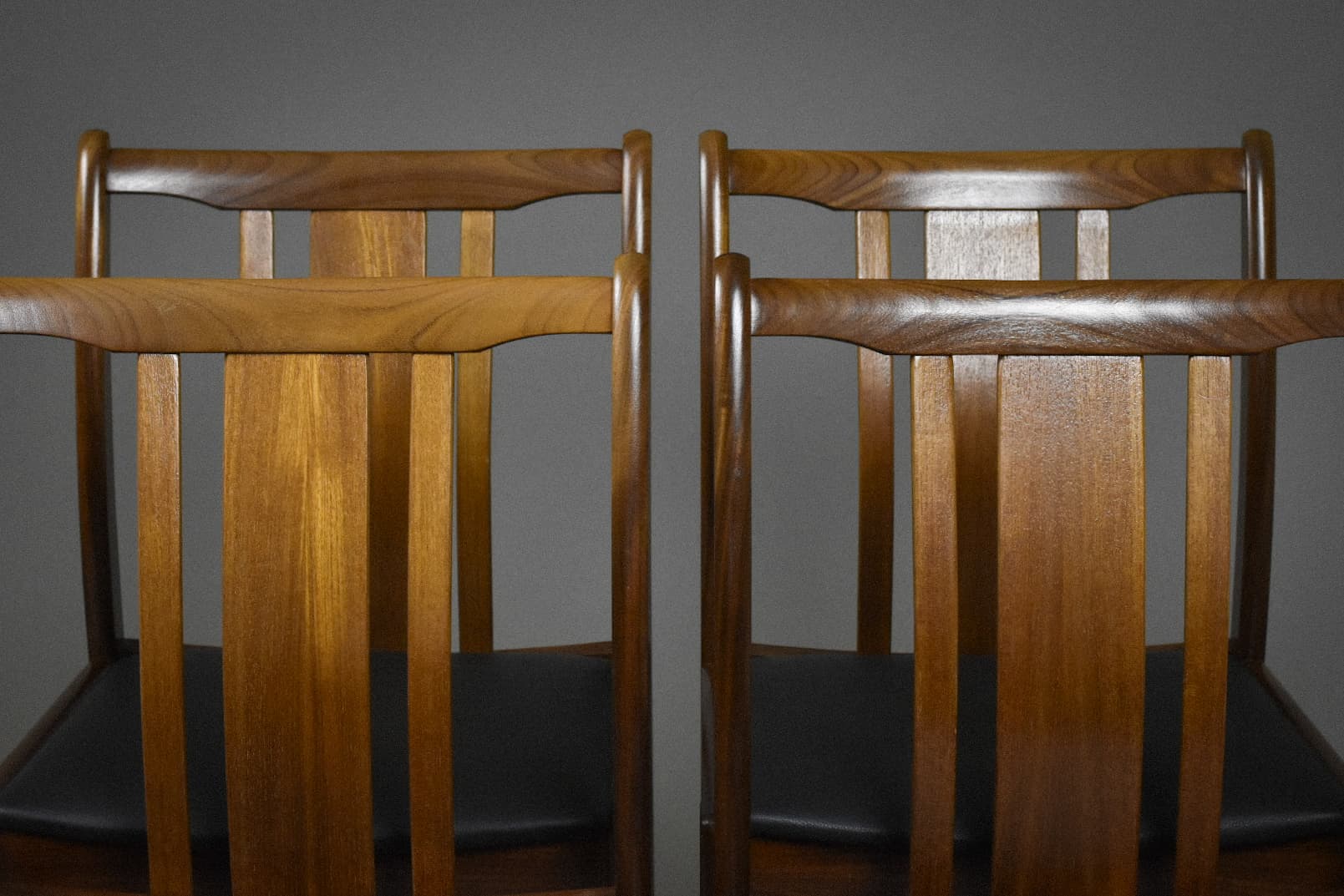 Komplet krzeseł jadalnianych, afromozja brąz, skóra naturalna czarna, Dania, lata 60. - 224794