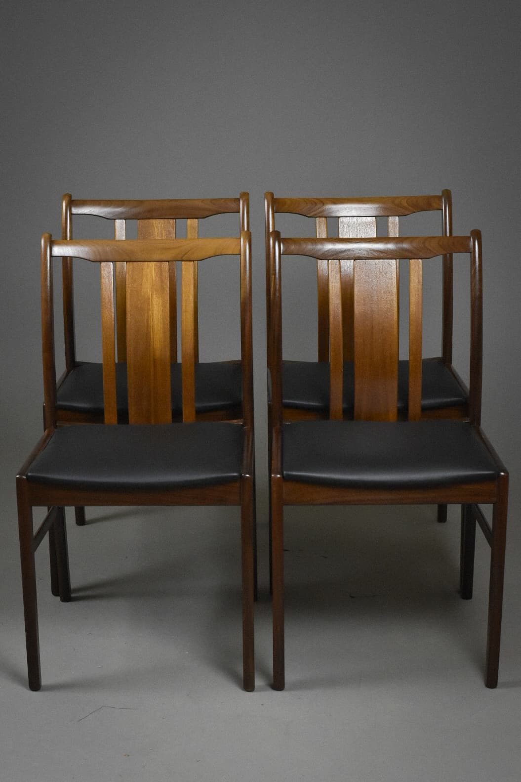 Komplet krzeseł jadalnianych, afromozja brąz, skóra naturalna czarna, Dania, lata 60. - 224792