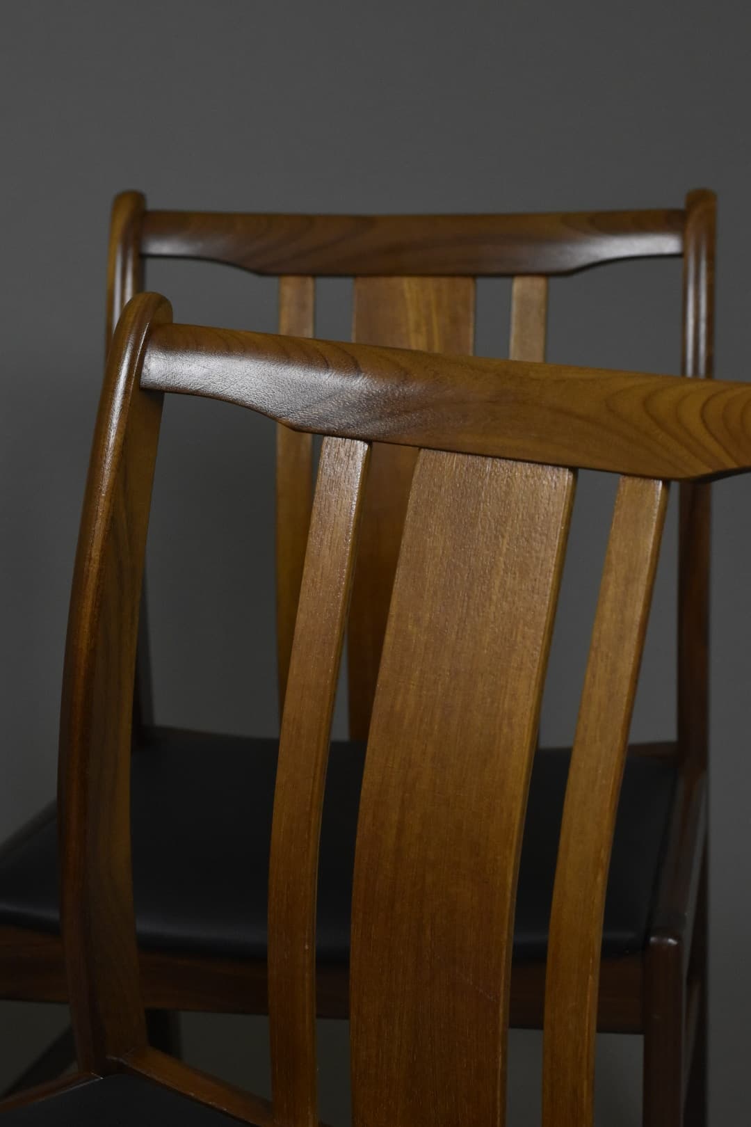 Komplet krzeseł jadalnianych, afromozja brąz, skóra naturalna czarna, Dania, lata 60. - 224798