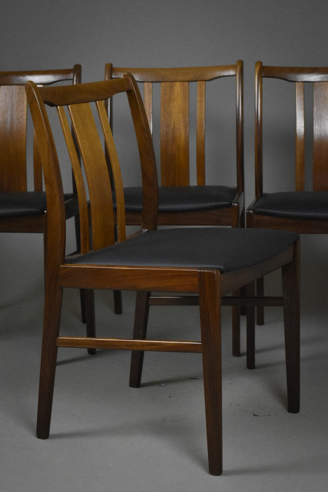 Komplet krzeseł jadalnianych, afromozja brąz, skóra naturalna czarna, Dania, lata 60. - 224793