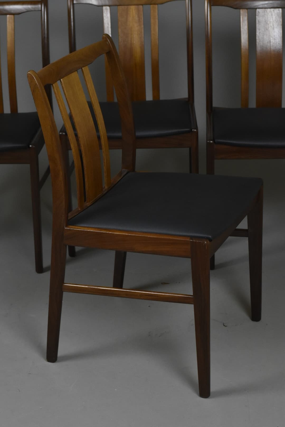 Komplet krzeseł jadalnianych, afromozja brąz, skóra naturalna czarna, Dania, lata 60. - 224802