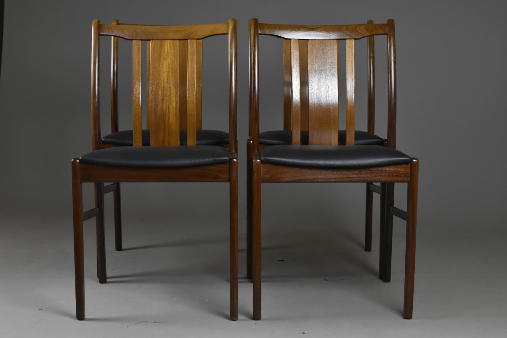 Komplet krzeseł jadalnianych, afromozja brąz, skóra naturalna czarna, Dania, lata 60. - 224800