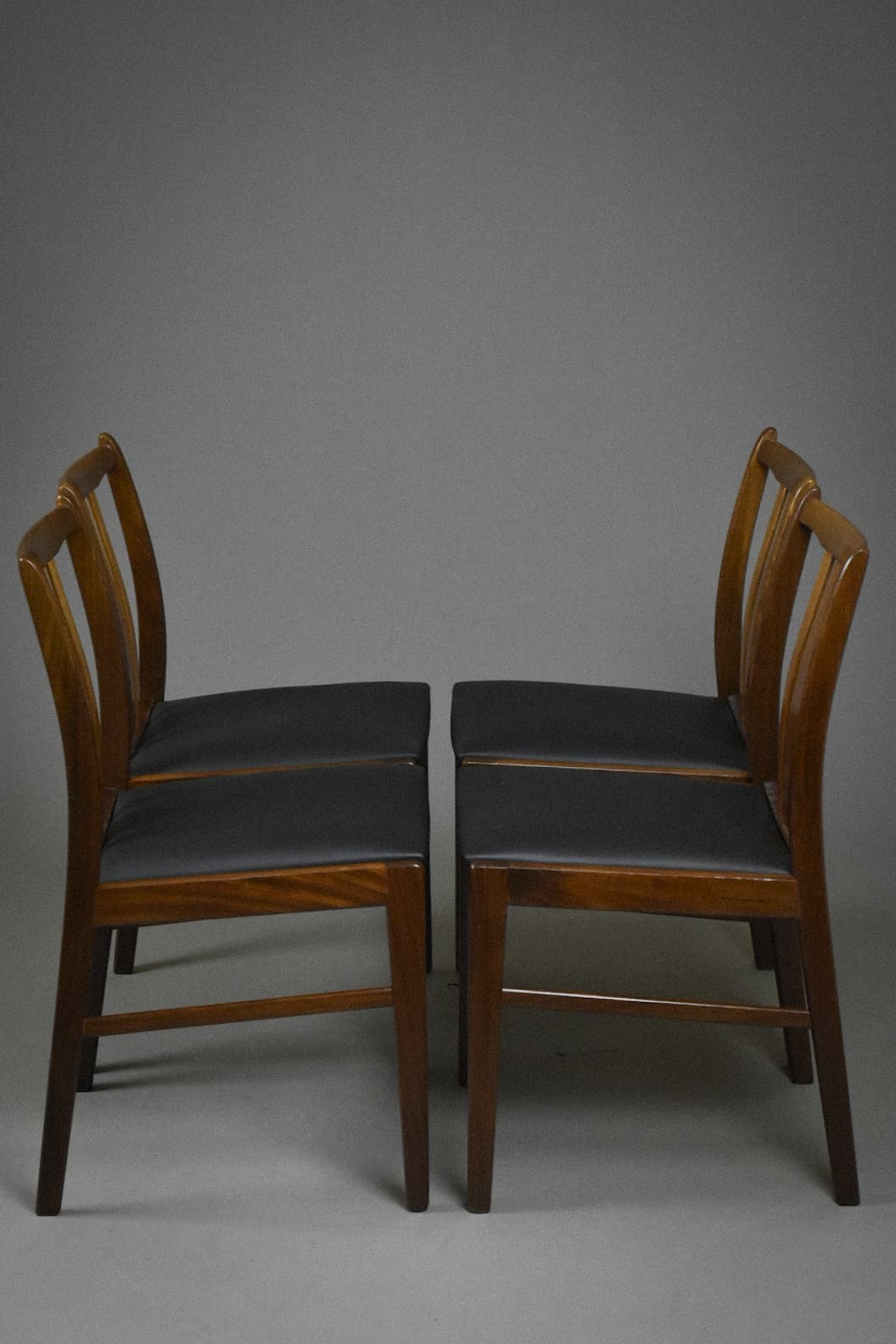 Komplet krzeseł jadalnianych, afromozja brąz, skóra naturalna czarna, Dania, lata 60. - 224795