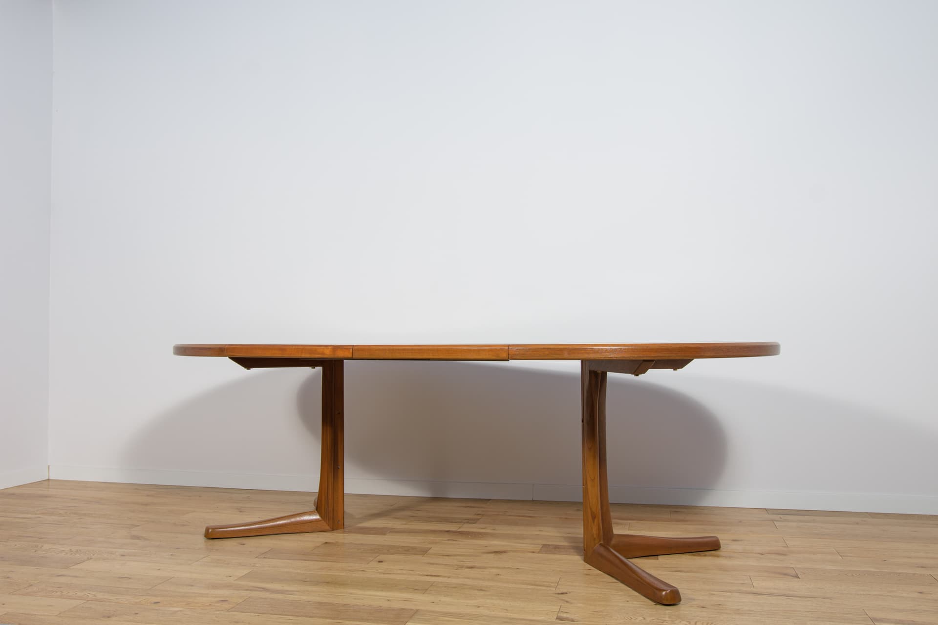 Round dining table, teak brown, McIntosh, United Kingdom, 1960s. - 225036