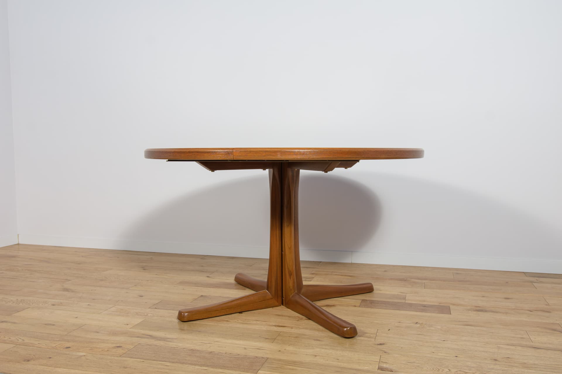 Round dining table, teak brown, McIntosh, United Kingdom, 1960s. - 225030