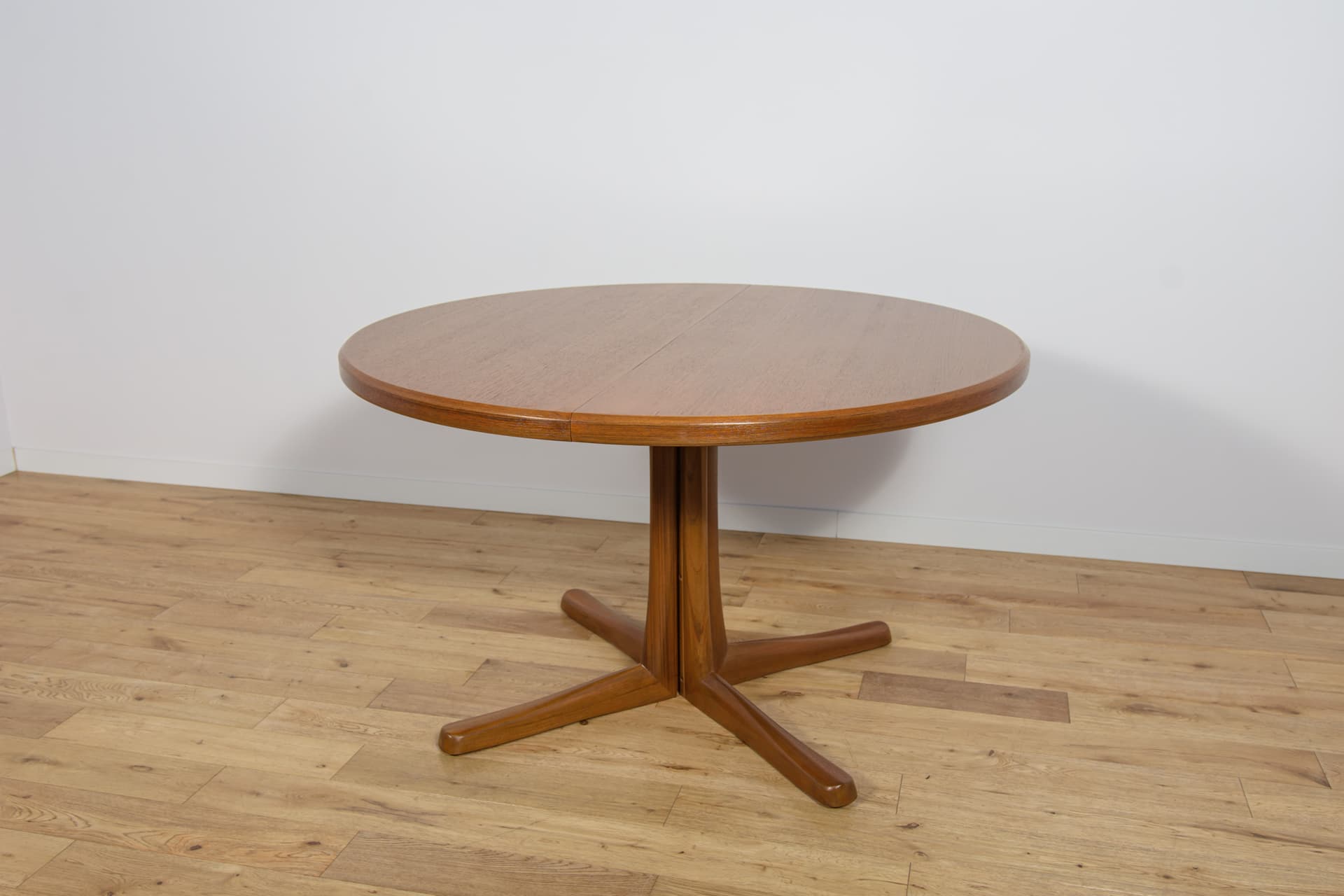 Round dining table, teak brown, McIntosh, United Kingdom, 1960s. - 225027
