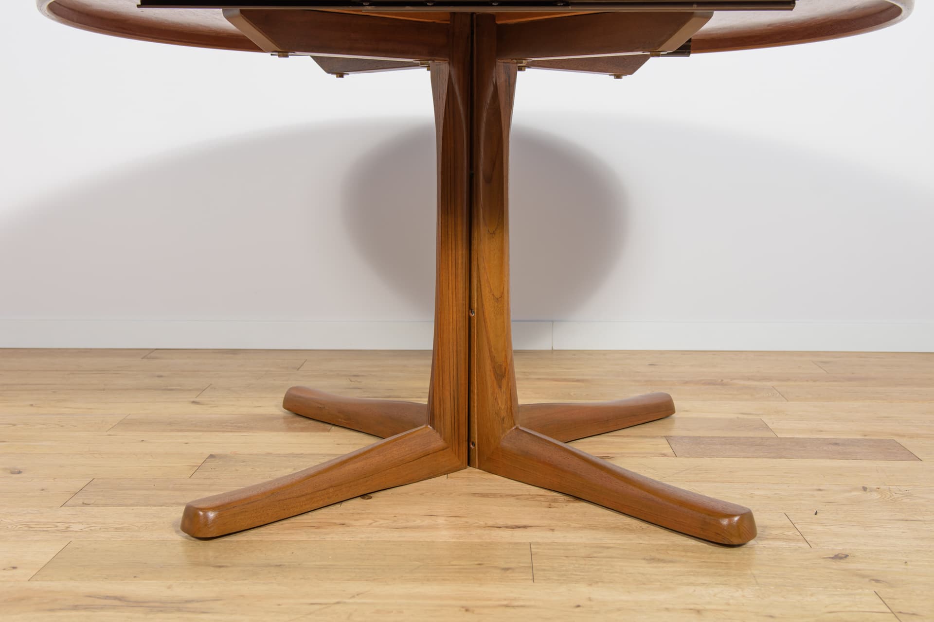 Round dining table, teak brown, McIntosh, United Kingdom, 1960s. - 225038