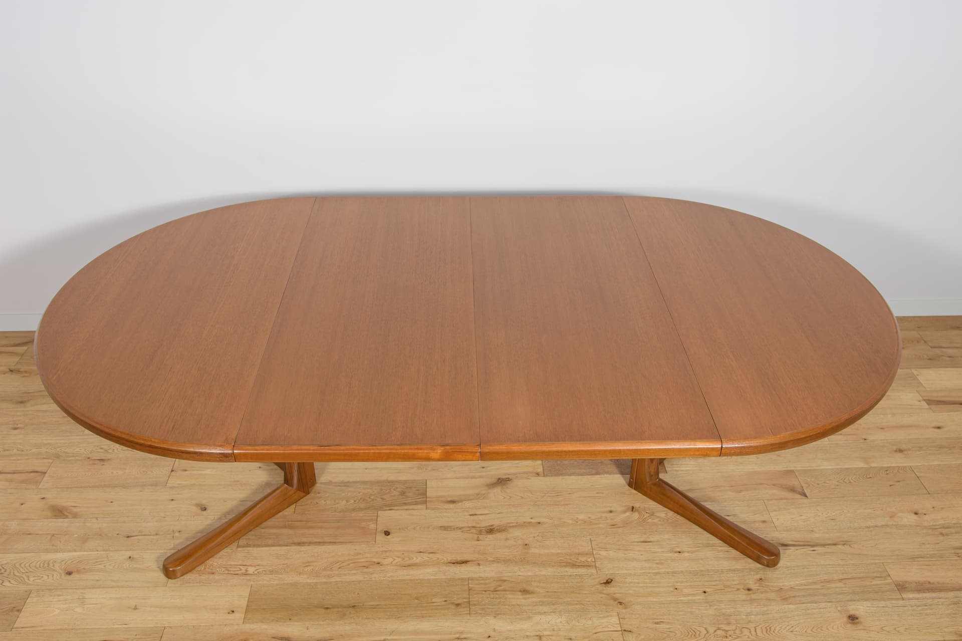 Round dining table, teak brown, McIntosh, United Kingdom, 1960s. - 225034