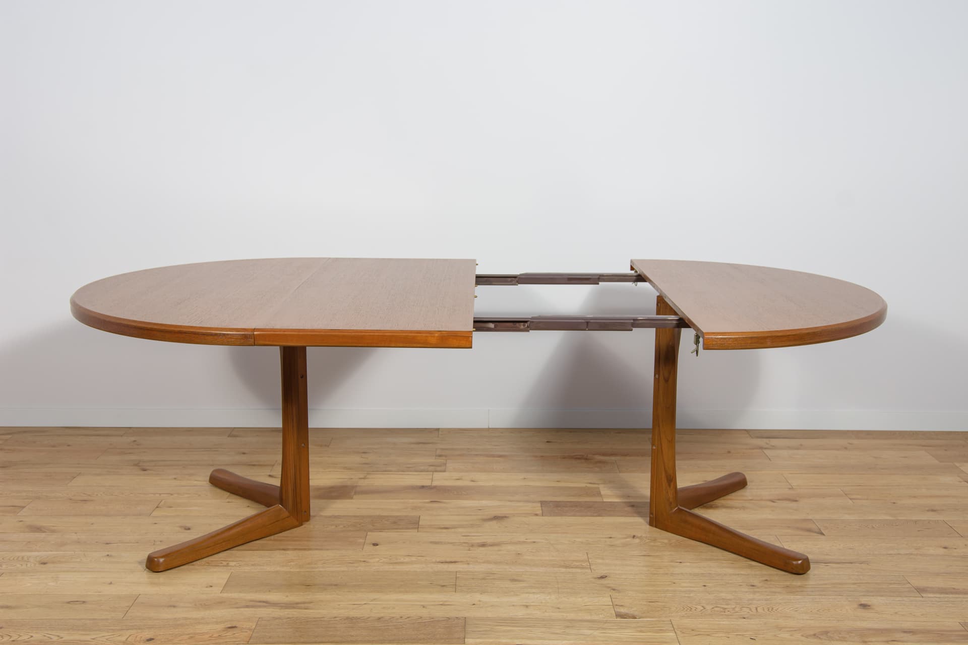Round dining table, teak brown, McIntosh, United Kingdom, 1960s. - 225032