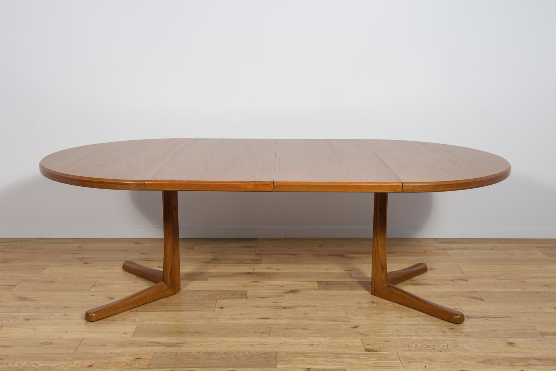 Round dining table, teak brown, McIntosh, United Kingdom, 1960s. - 225033