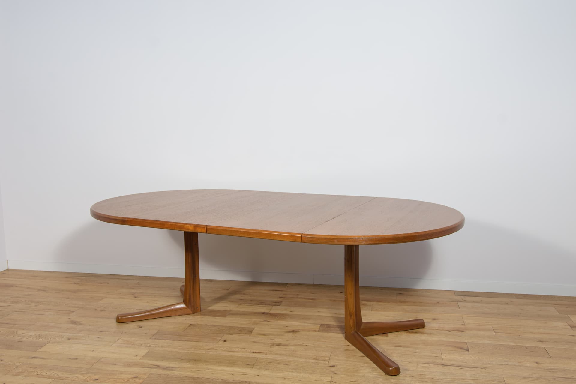 Round dining table, teak brown, McIntosh, United Kingdom, 1960s. - 225035