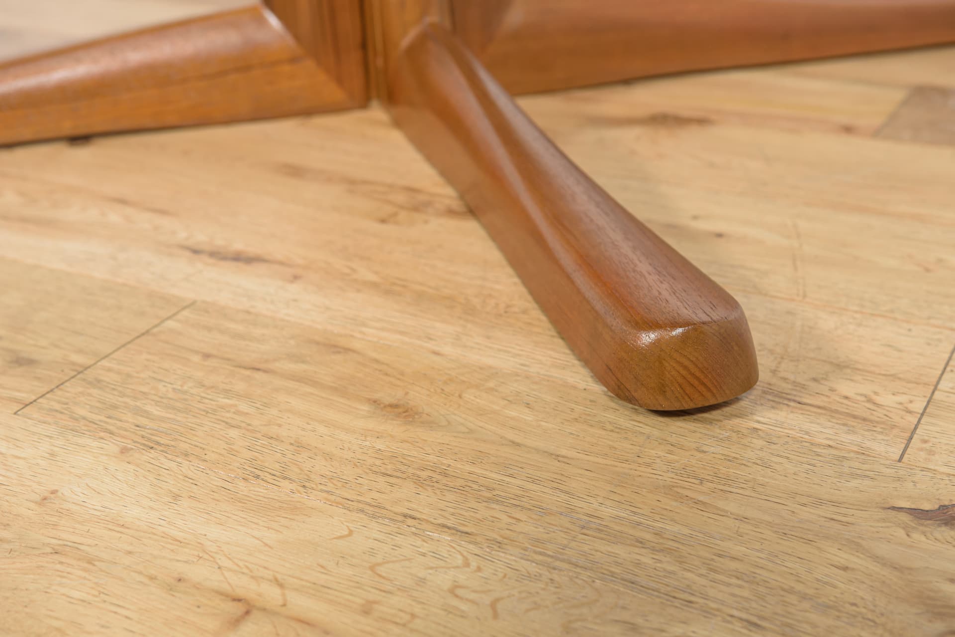 Round dining table, teak brown, McIntosh, United Kingdom, 1960s. - 225039
