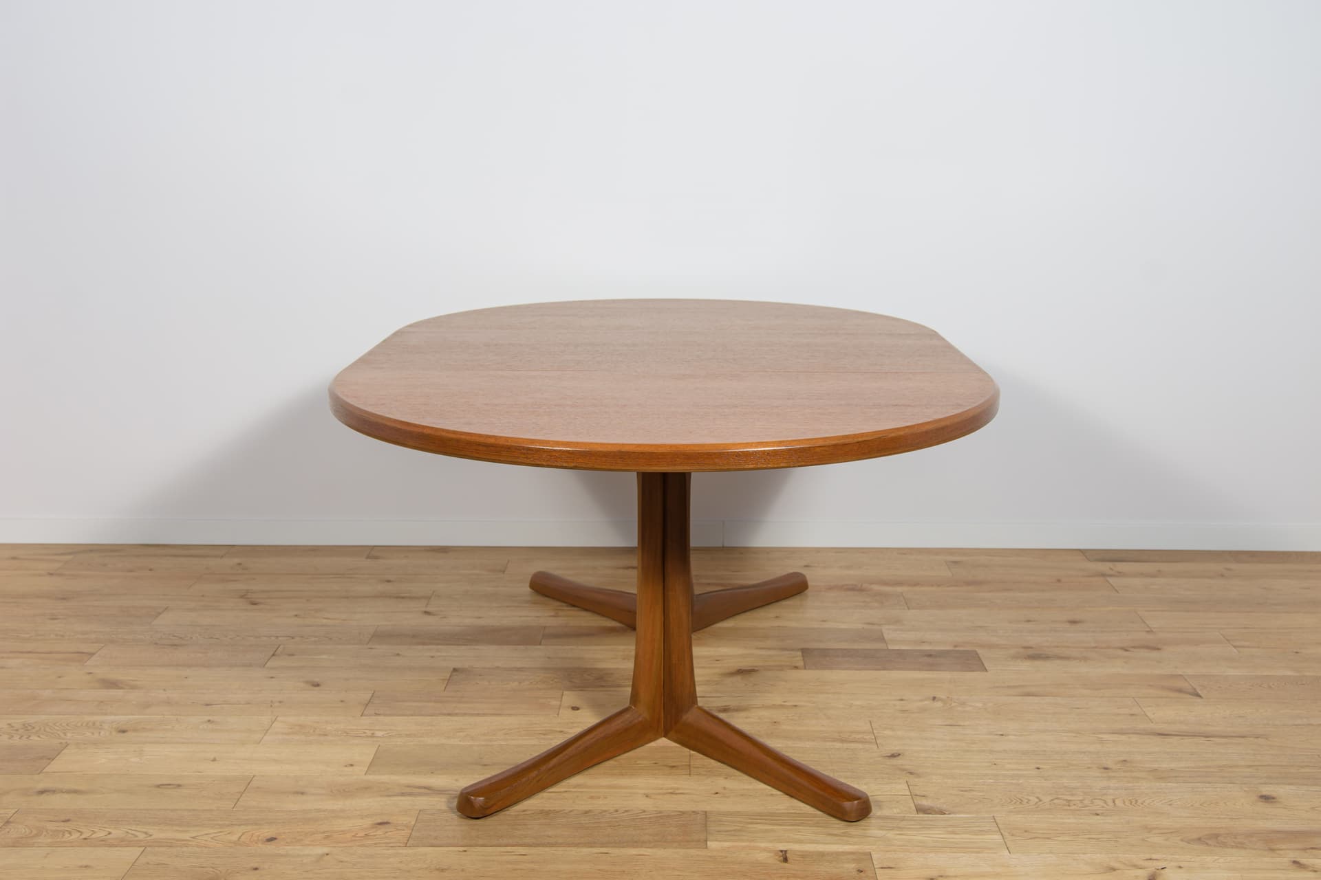 Round dining table, teak brown, McIntosh, United Kingdom, 1960s. - 225037