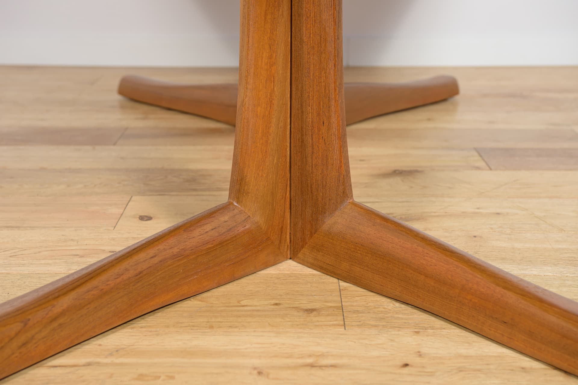 Round dining table, teak brown, McIntosh, United Kingdom, 1960s. - 225040