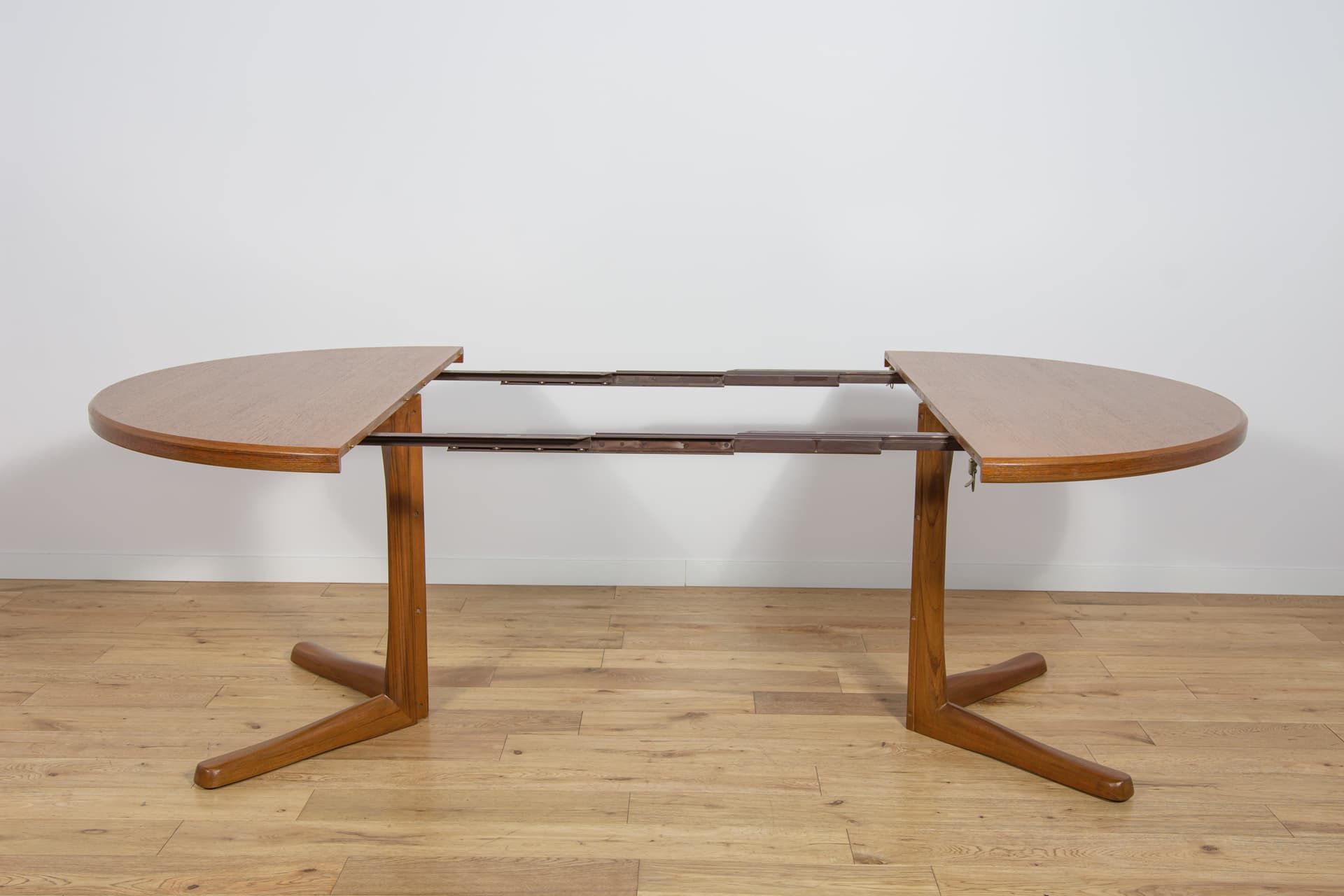 Round dining table, teak brown, McIntosh, United Kingdom, 1960s. - 225031