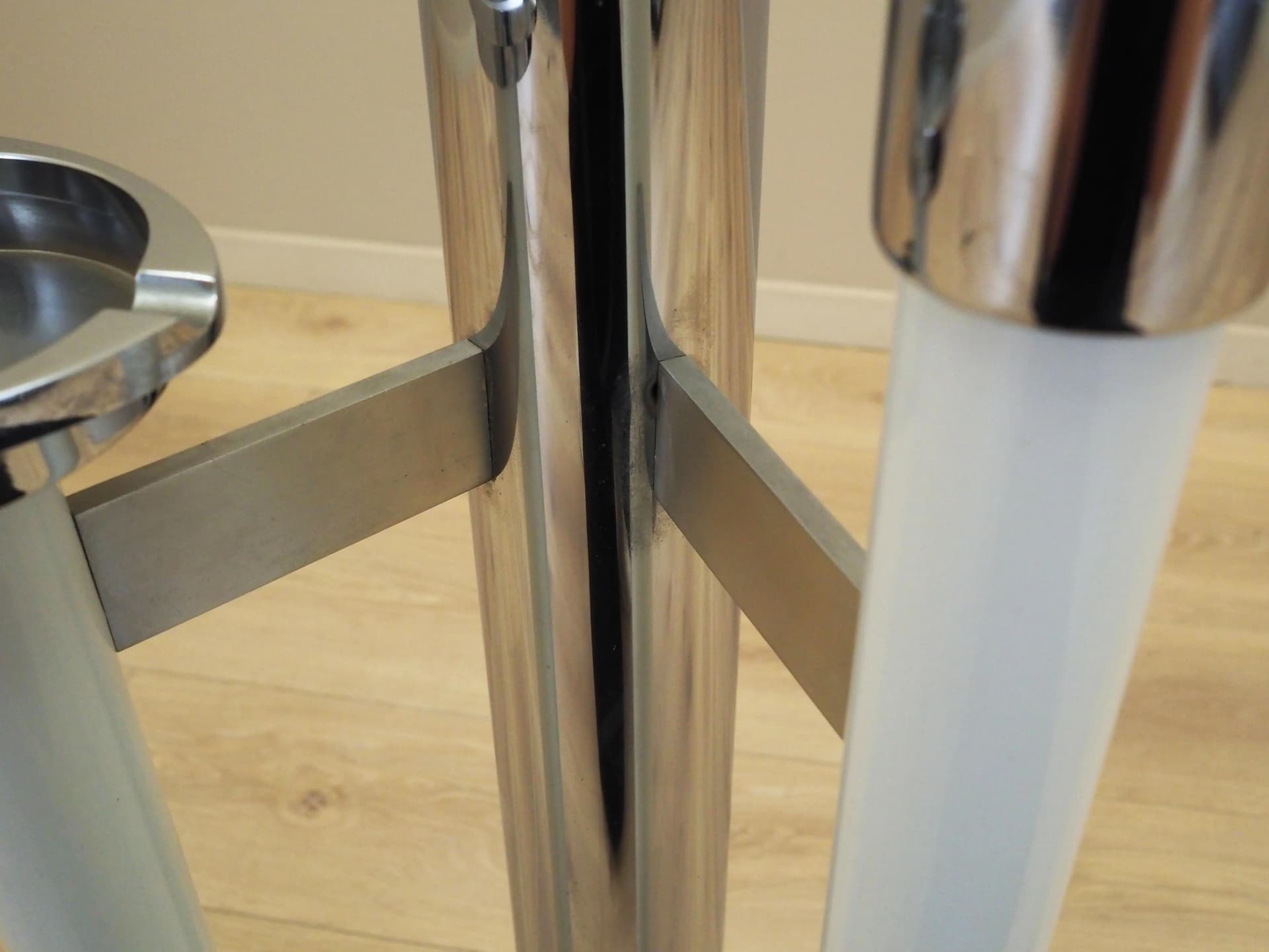 Lampa podłogowa z popielniczką, Space Age, metal chrom biały, Włochy, lata 60. - 16420