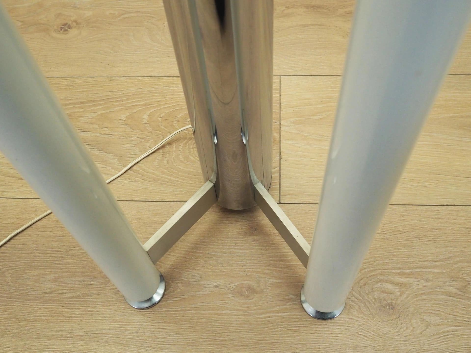 Lampa podłogowa z popielniczką, Space Age, metal chrom biały, Włochy, lata 60. - 16421