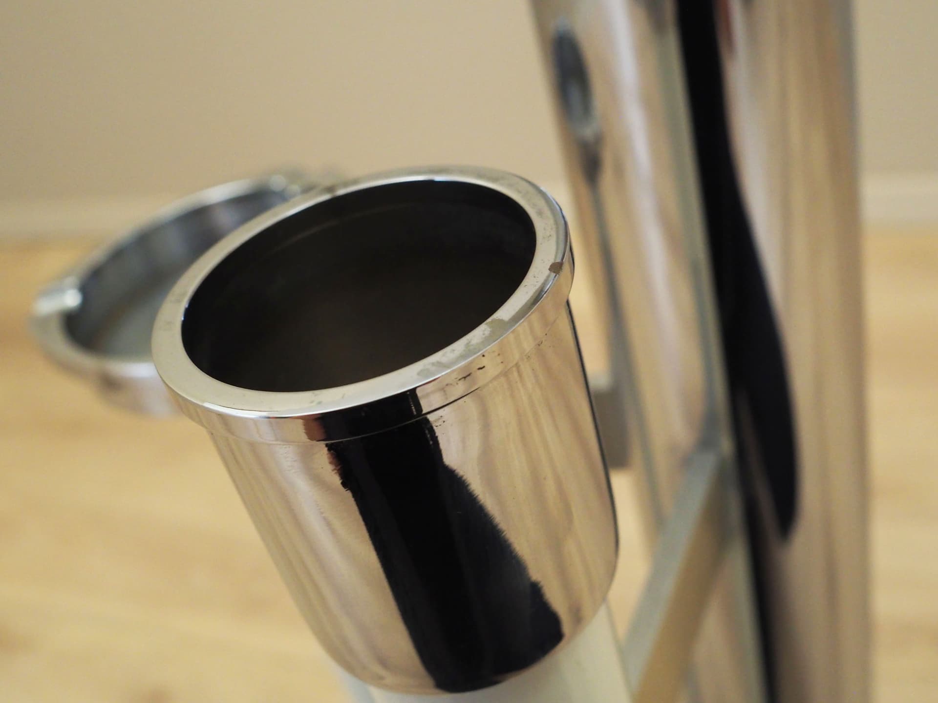 Lampa podłogowa z popielniczką, Space Age, metal chrom biały, Włochy, lata 60. - 78265