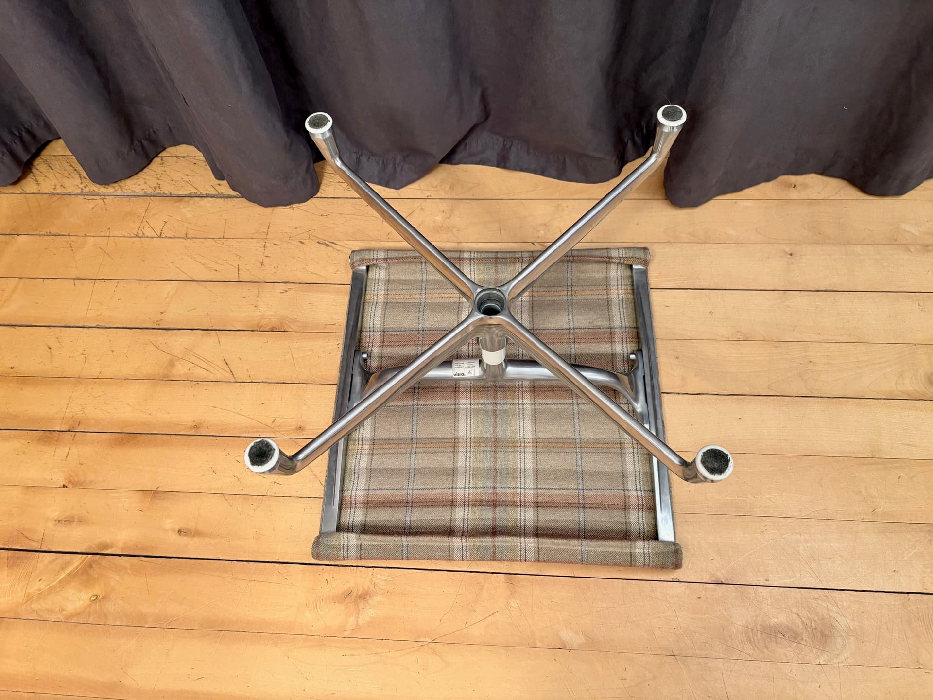 Podnóżek EA 125, multikolor, aluminium, proj. C. & R. Eames, Vitra, Szwajcaria - 225742