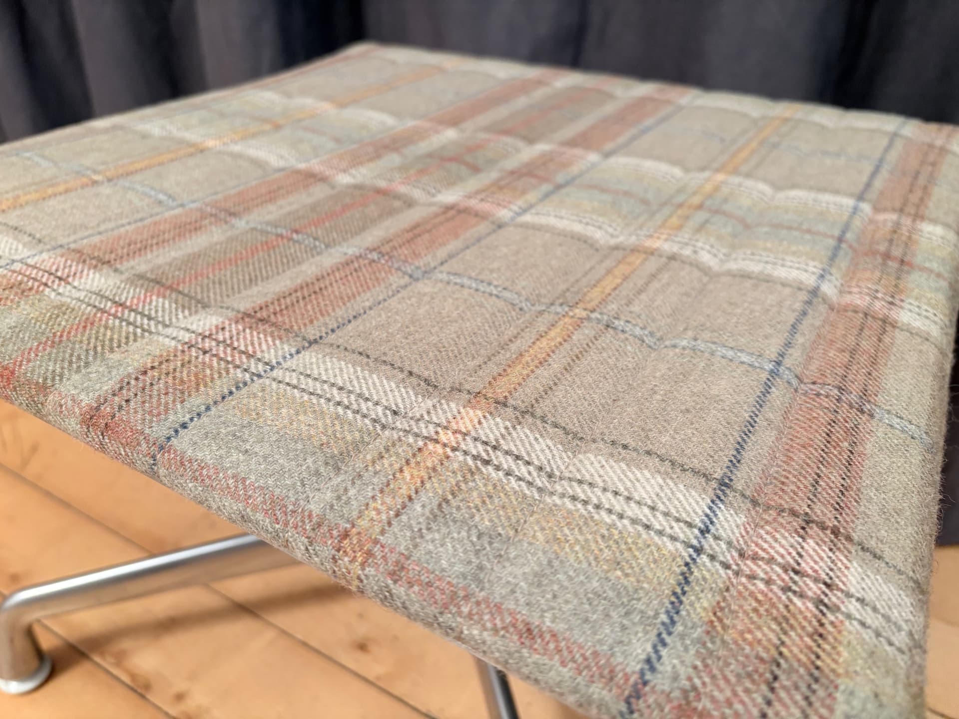 Podnóżek EA 125, multikolor, aluminium, proj. C. & R. Eames, Vitra, Szwajcaria - 225735