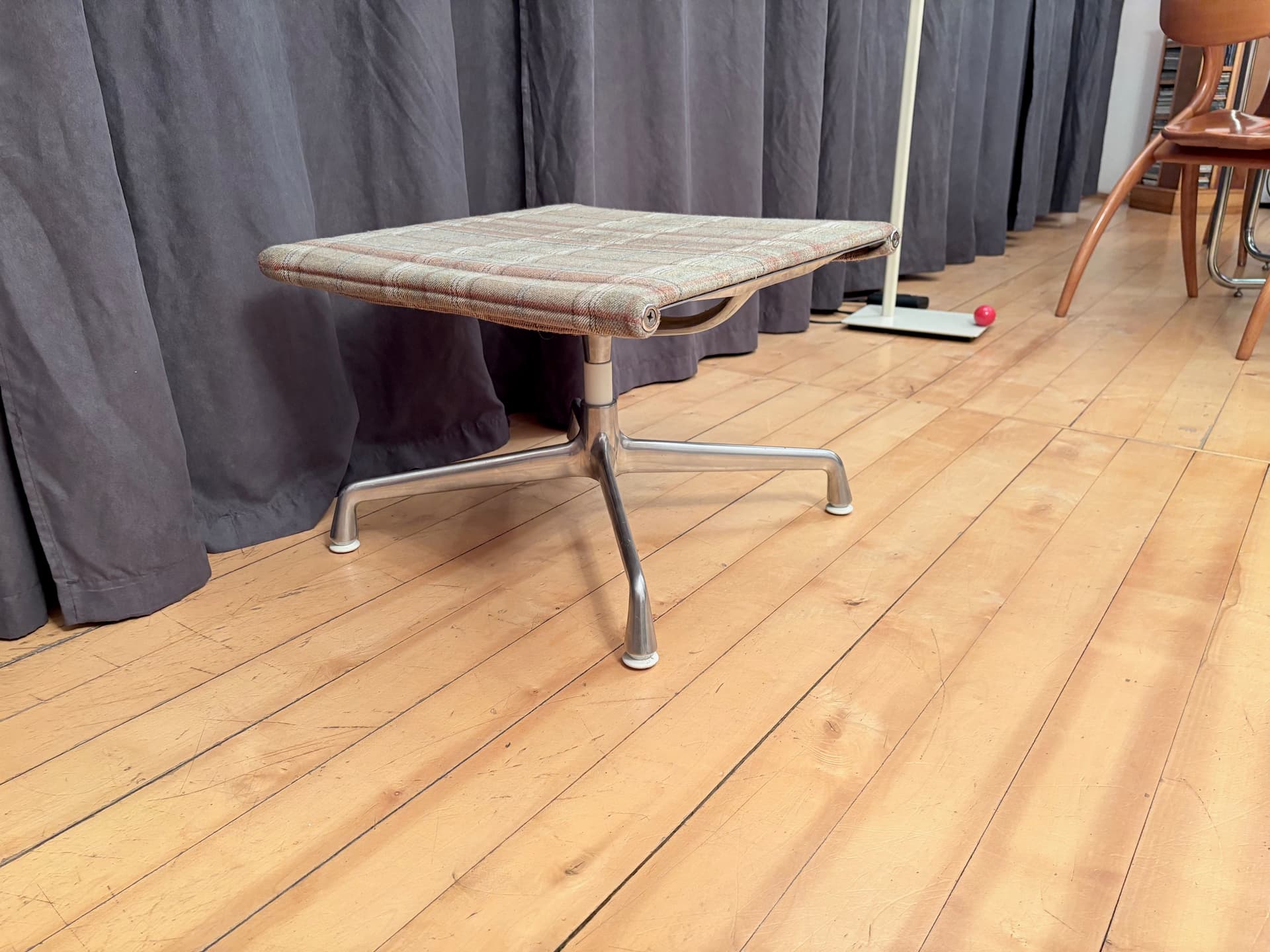 Podnóżek EA 125, multikolor, aluminium, proj. C. & R. Eames, Vitra, Szwajcaria - 225732