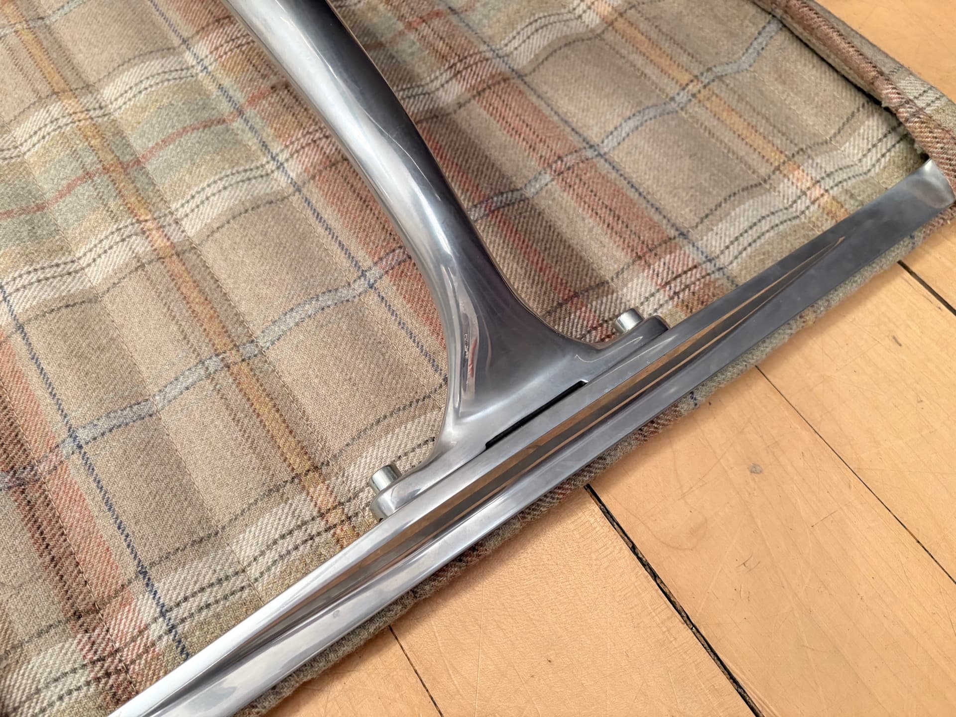 Podnóżek EA 125, multikolor, aluminium, proj. C. & R. Eames, Vitra, Szwajcaria - 225741