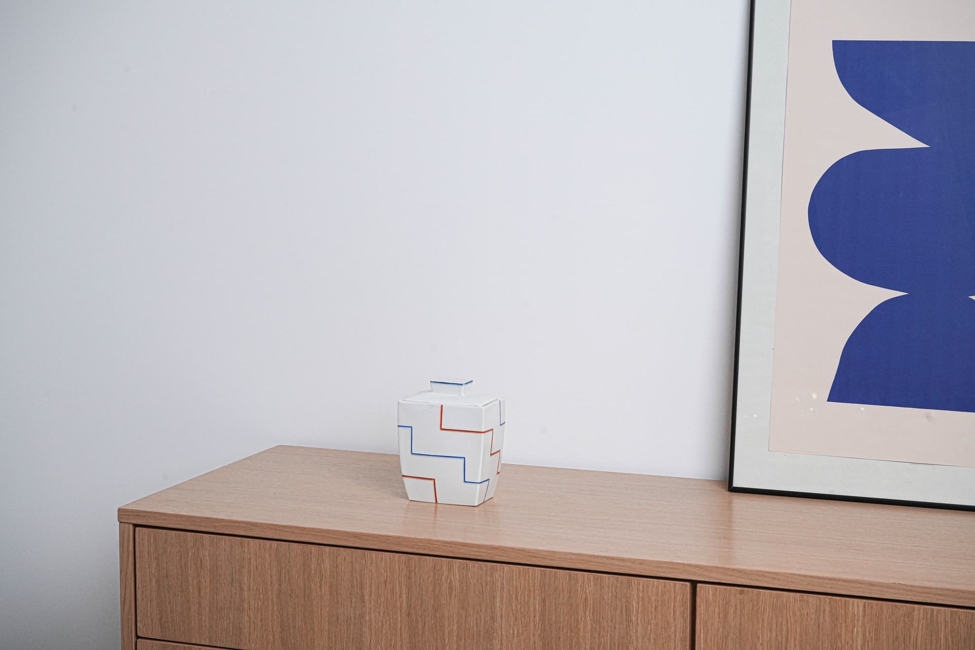 Wazon modernistyczny, biały, ceramika, Włochy, lata 70. - 225925