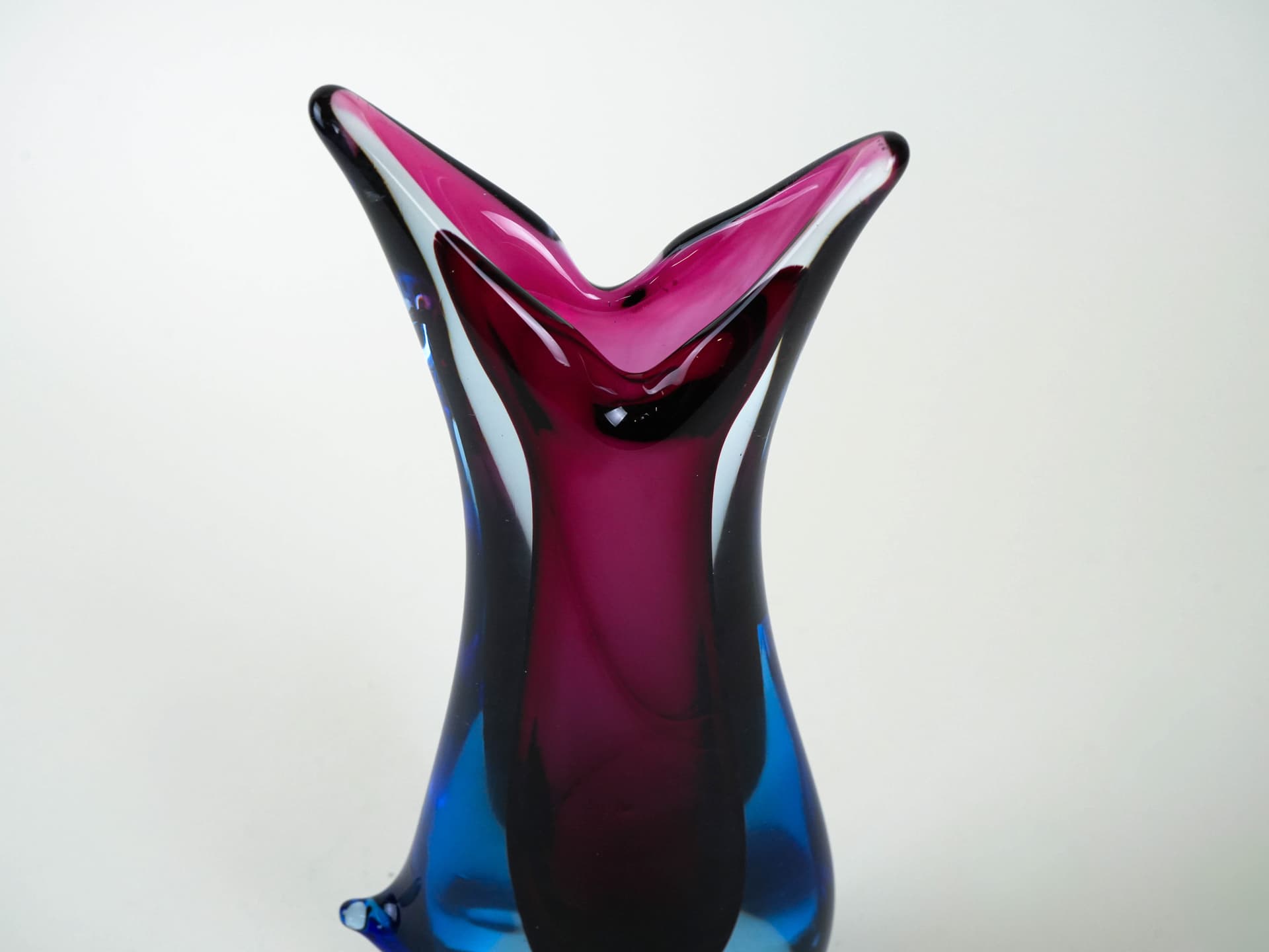 Vase Murano, fuchsia blue, glass, Italy, 1960s. - 225948