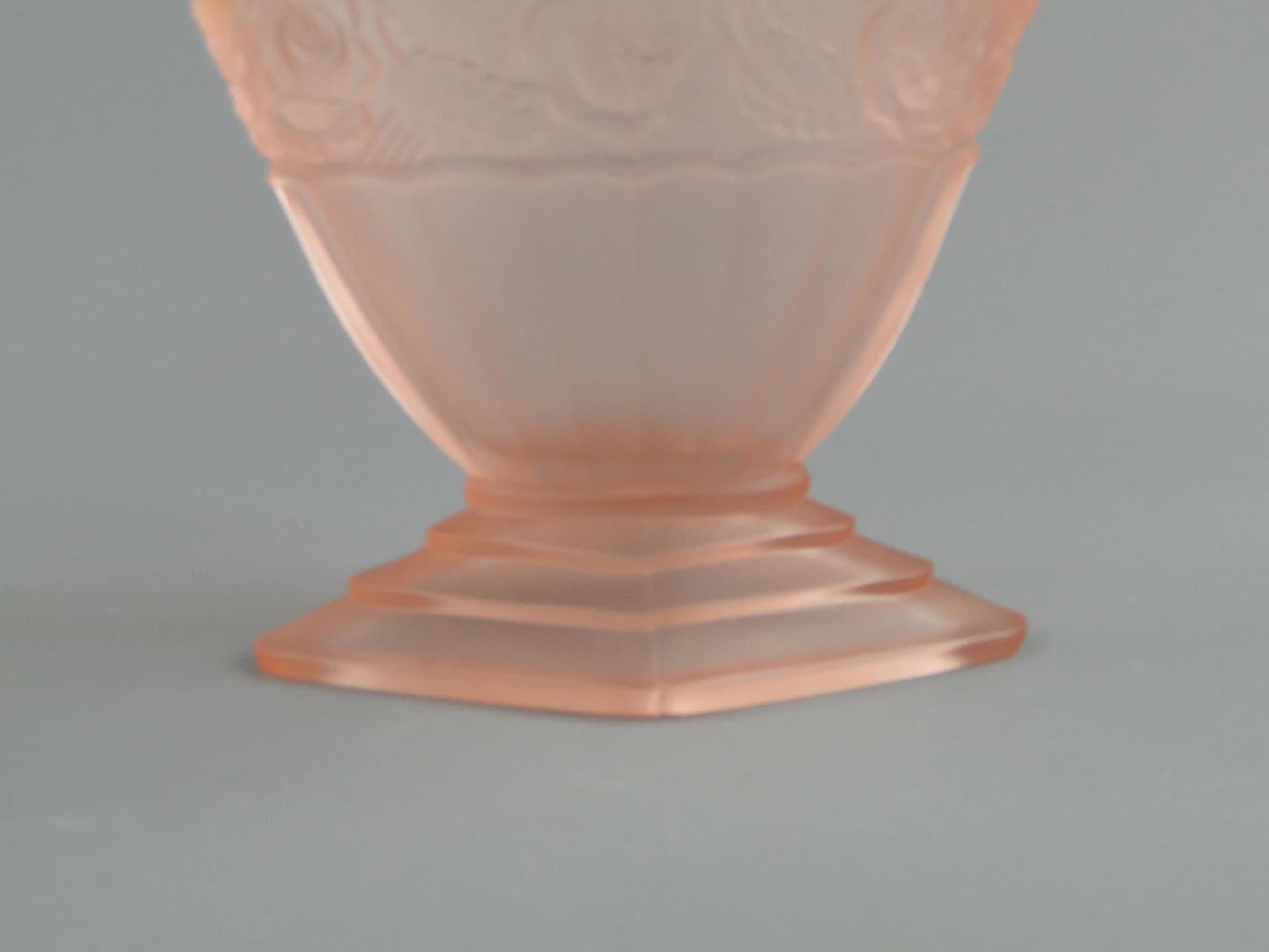 Wazon Art Deco, szkło różowy matowy, Hortensja, Polska, lata 30. - 16502
