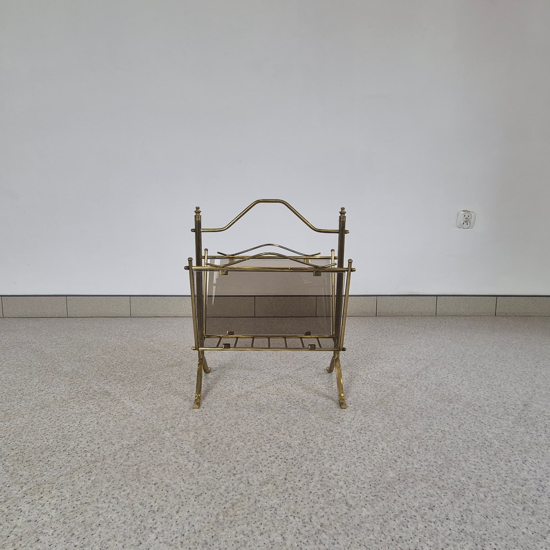 Magazine Rack Maison Jansen, brass, smoked glass, Germany, 1970s. - 226382