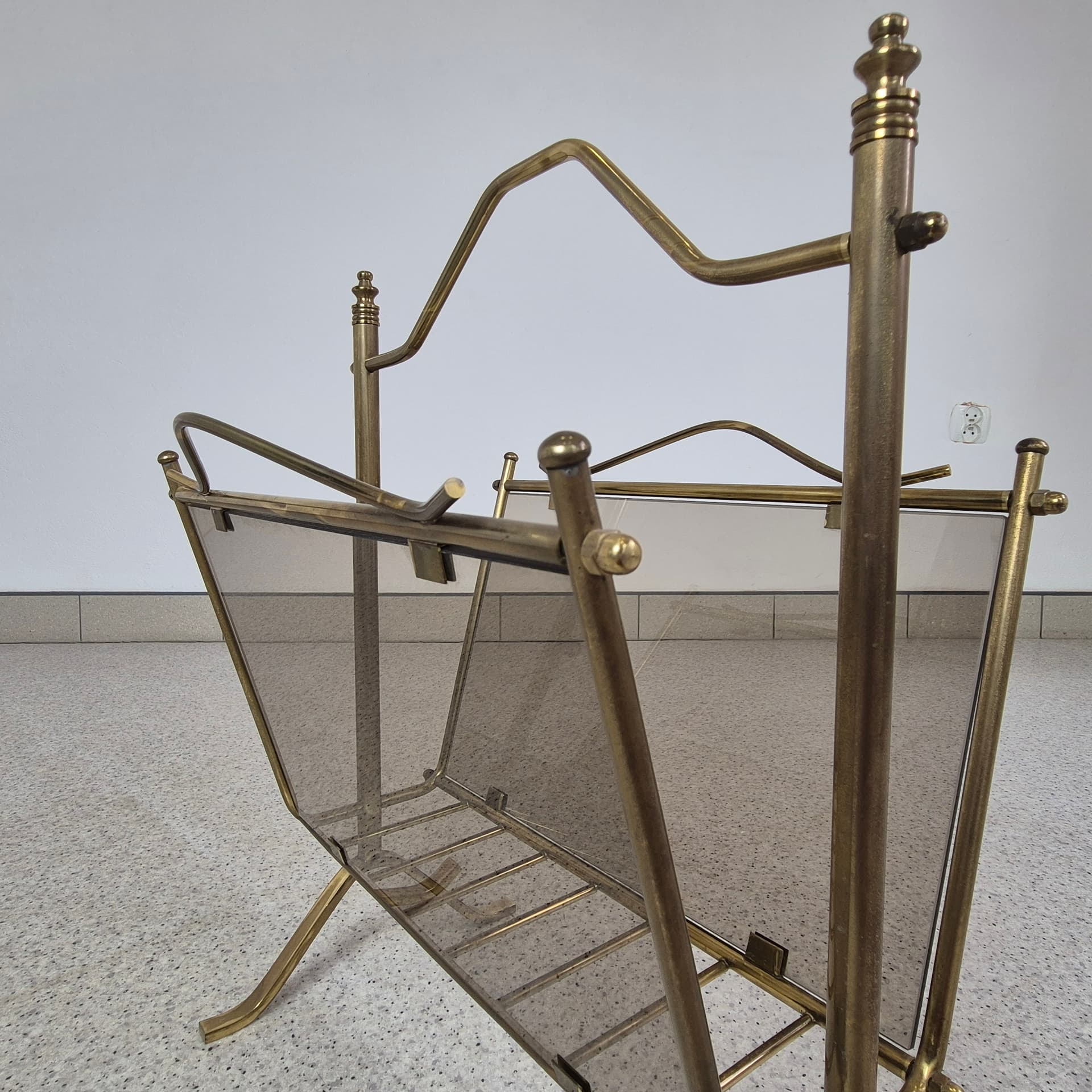 Magazine Rack Maison Jansen, brass, smoked glass, Germany, 1970s. - 226386