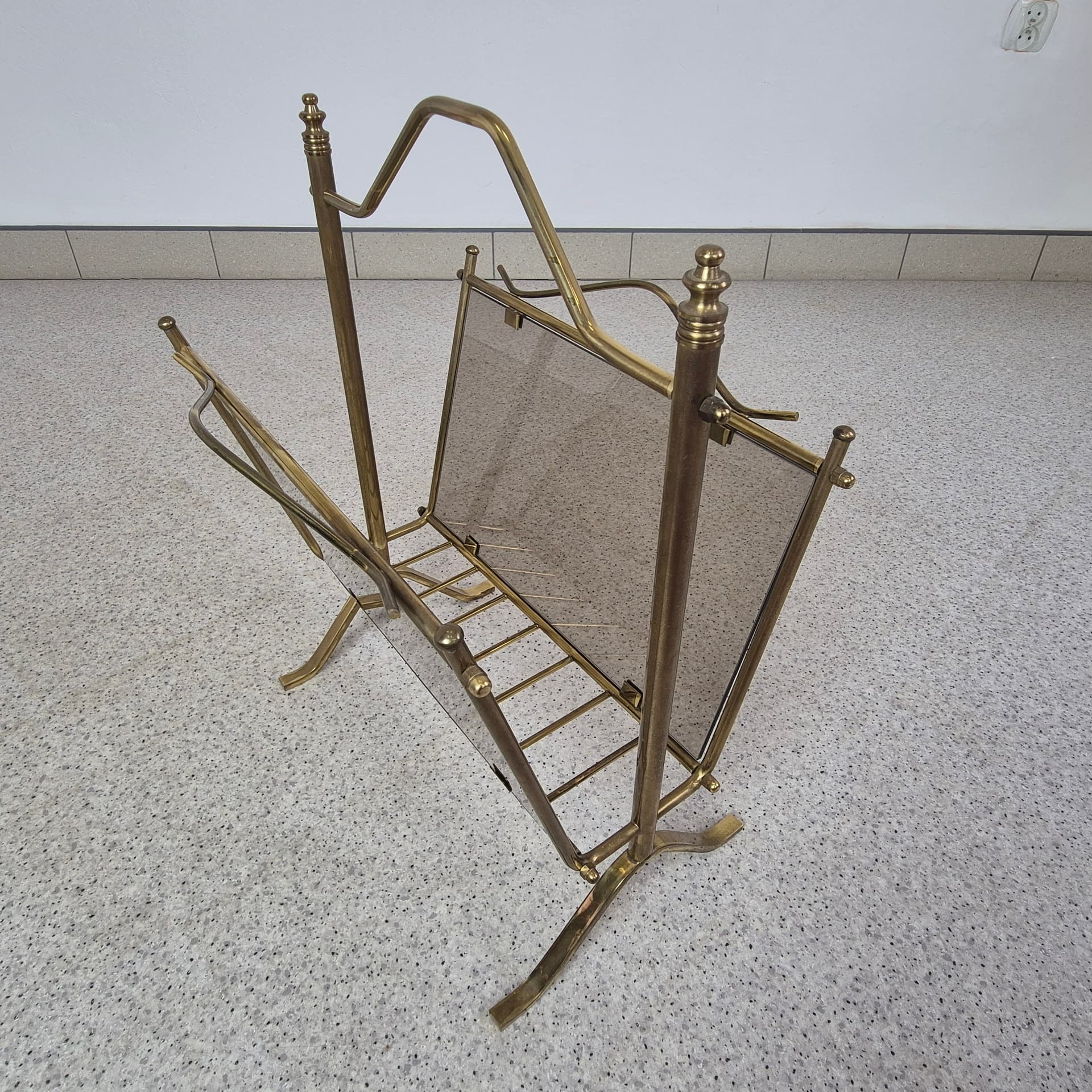 Magazine Rack Maison Jansen, brass, smoked glass, Germany, 1970s. - 226385