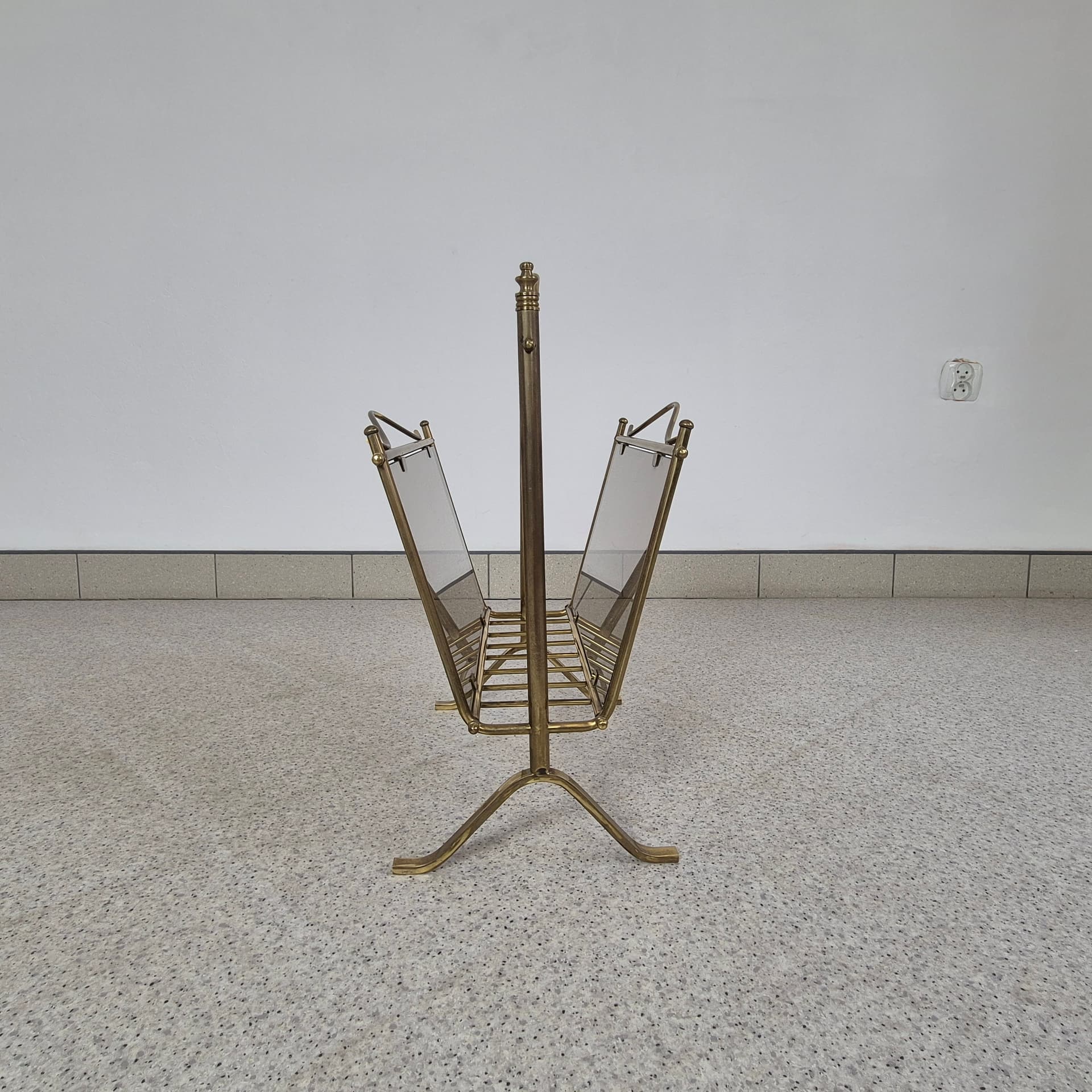 Magazine Rack Maison Jansen, brass, smoked glass, Germany, 1970s. - 226384