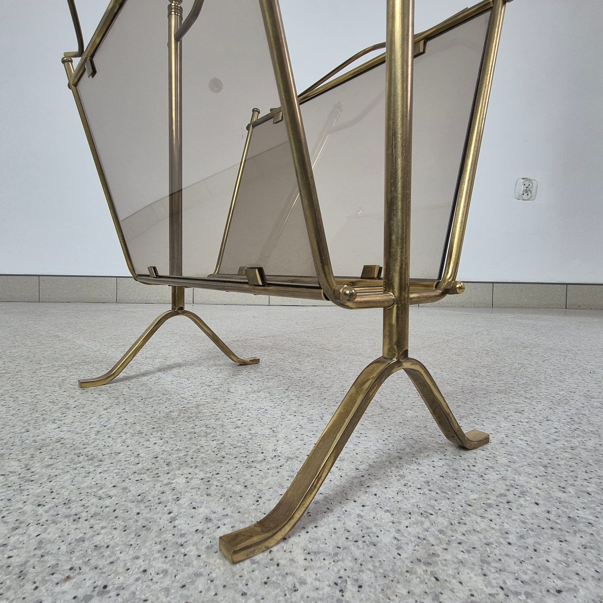 Magazine Rack Maison Jansen, brass, smoked glass, Germany, 1970s. - 226387