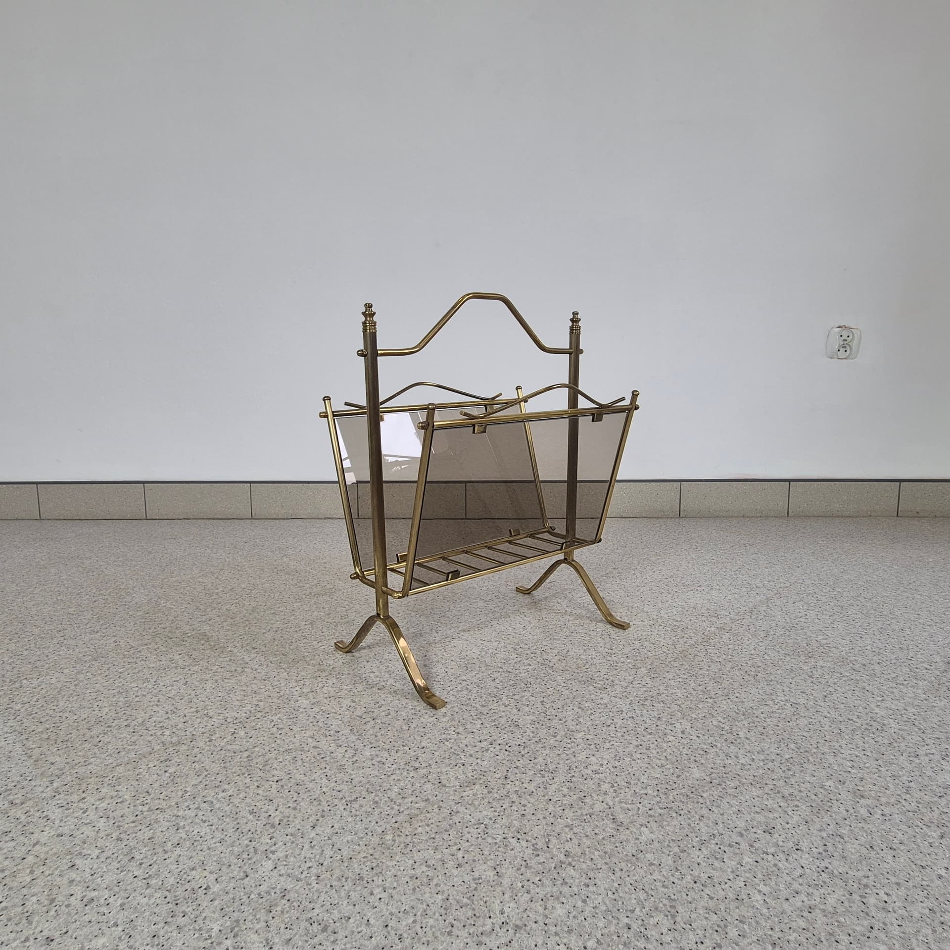 Magazine Rack Maison Jansen, brass, smoked glass, Germany, 1970s. - 226383