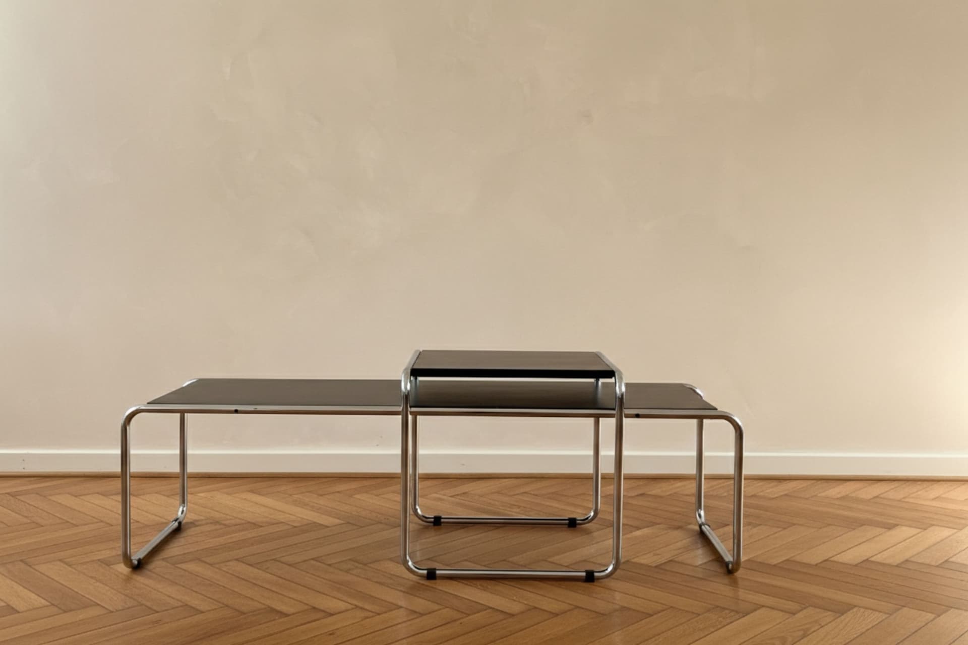 Podwójny stolik z giętej stali wg proj. M. Breuer, Bauhaus, czarny, drewno - 243434