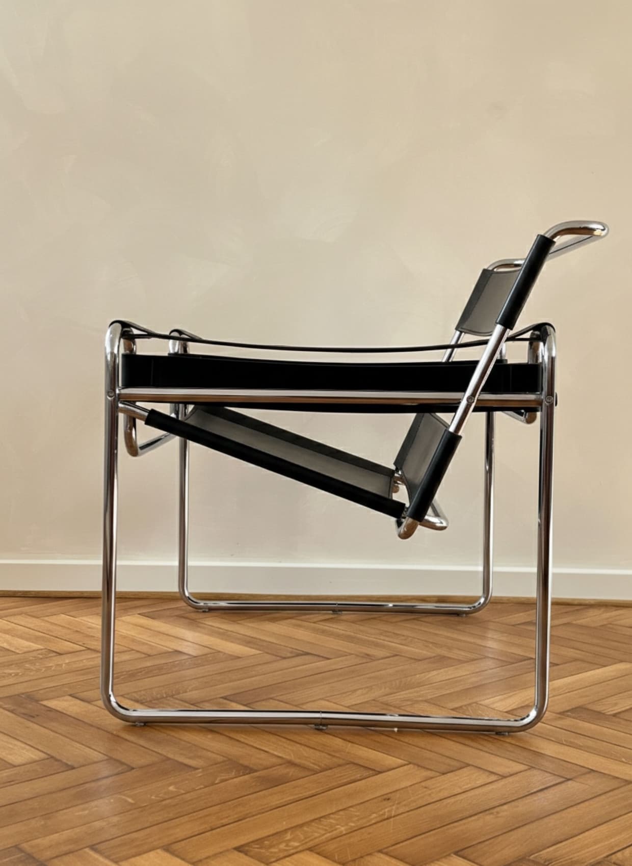 Fotel z giętej stali wg proj. Wassily, M. Breuer, czarny, skóra naturalna - 249472