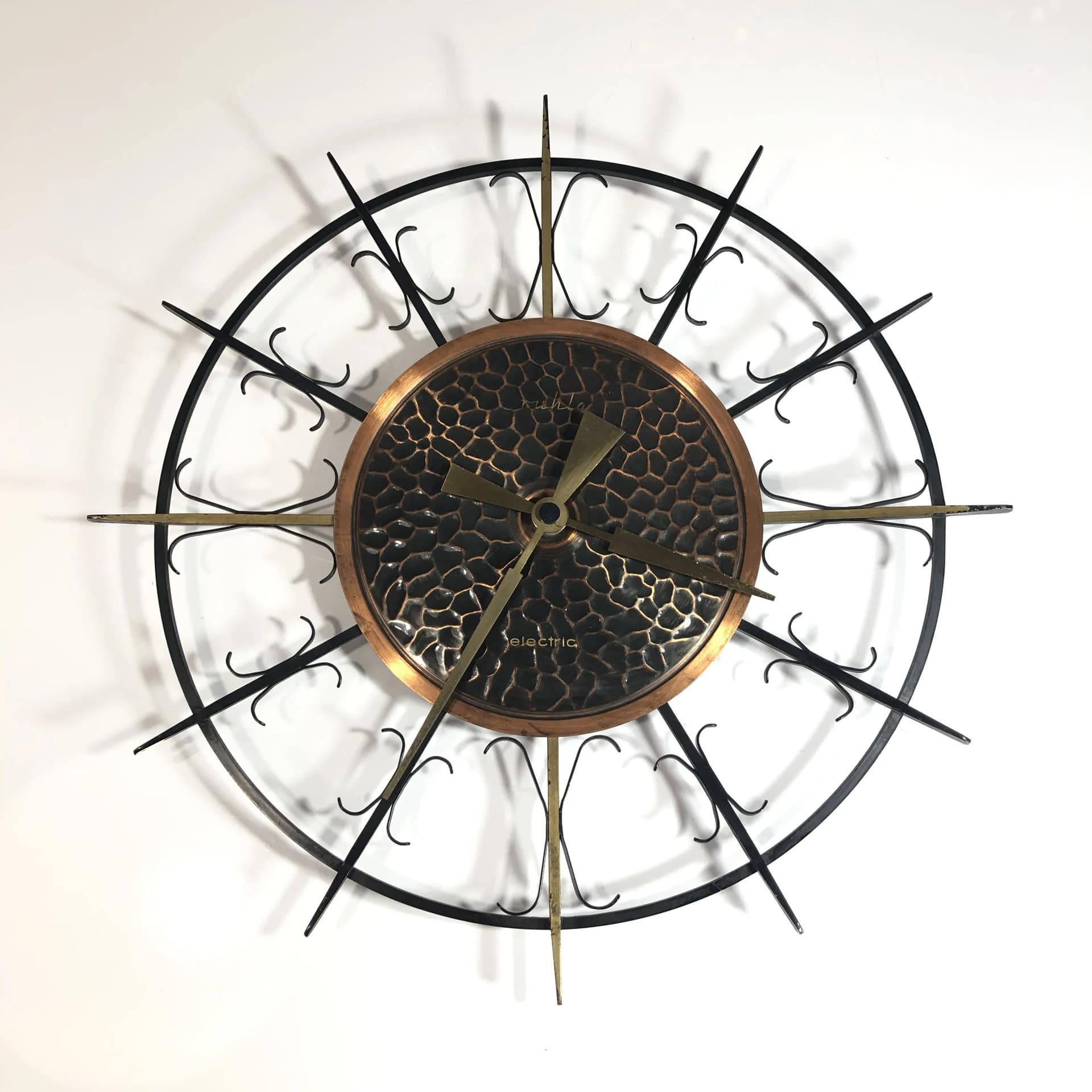 Zegar ścienny brutalistyczny, stal brązowy ciemny, mosiądz złoty, Ruhla Electric, Niemcy, lata 70. - 16586