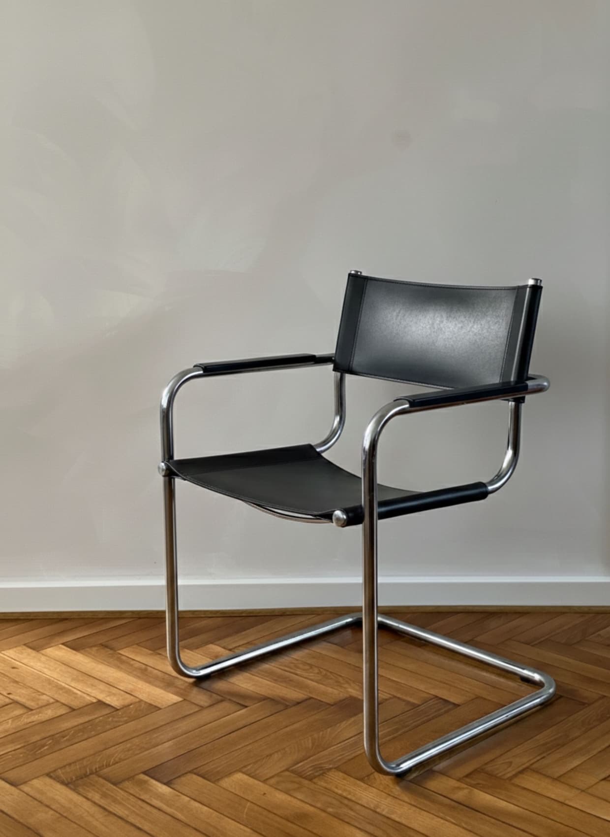 Fotel z giętej stali wg proj. S34, M. Stam, czarny, skóra ekologiczna - 250326