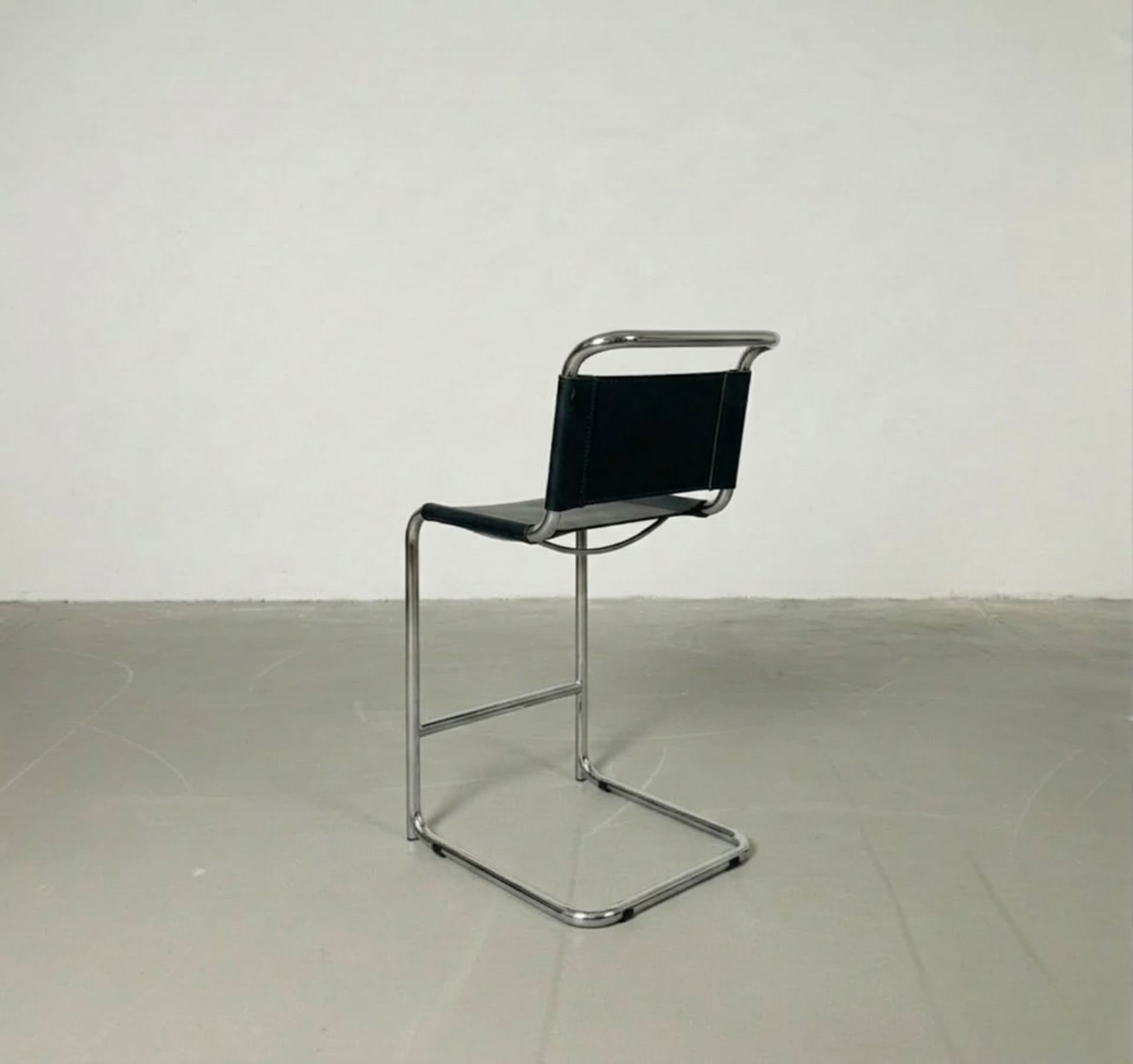 Hoker z giętej stali inspirowany proj. S33 M. Stam, czarny, skóra naturalna - 262134