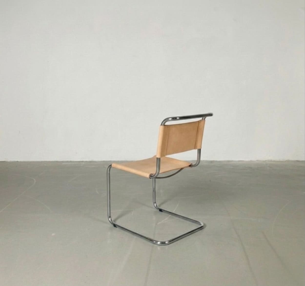 Krzesło z giętej stali wg proj. S33, M. Stam, miodowe, skóra naturalna - 261498